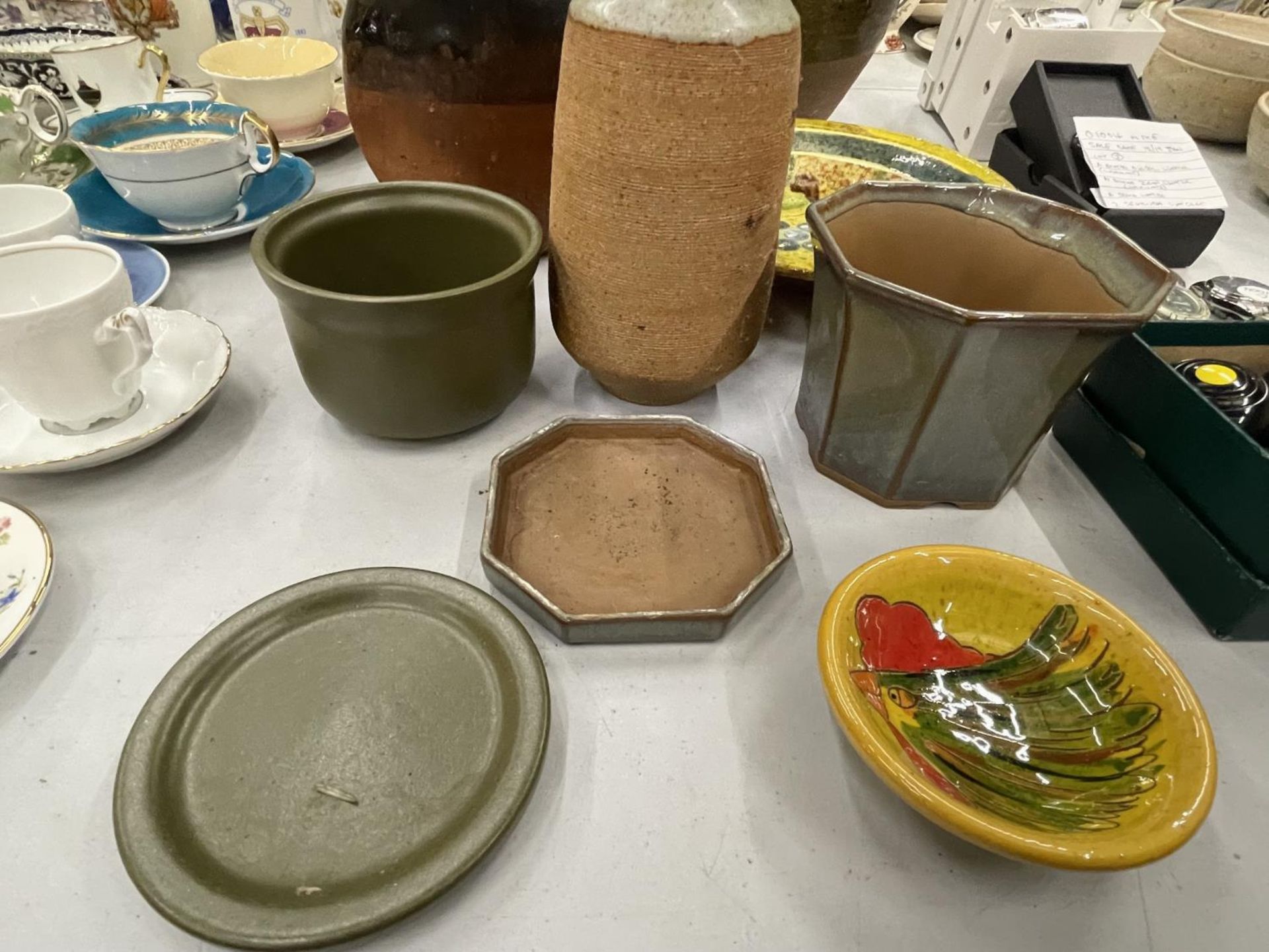 A QUANTITY OF STONEWARE TO INCLUDE BOWLS, VASE, JUG, PLANTER, ETC., - Image 2 of 3
