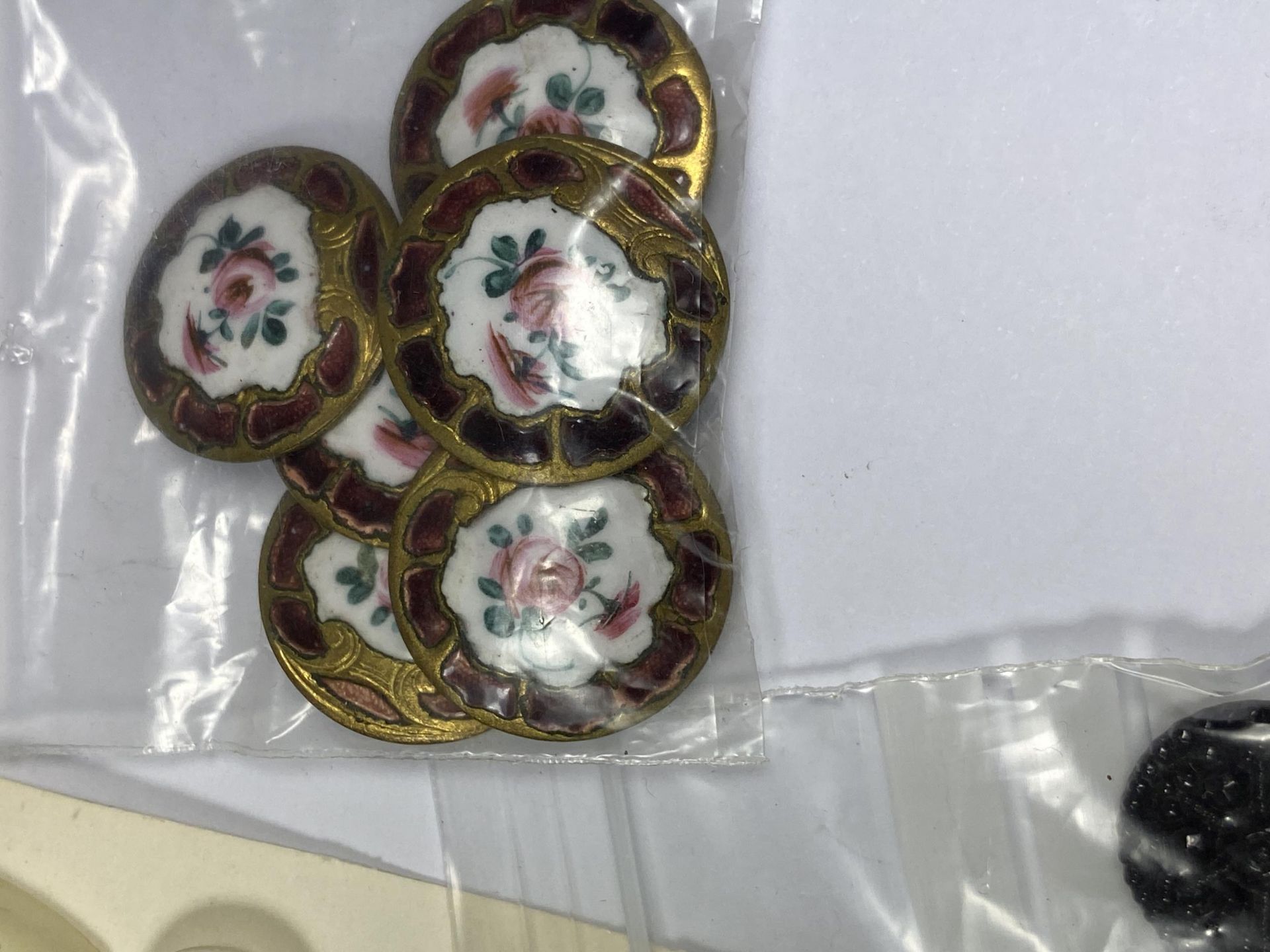 A COLLECTION OF VICTORIAN AND LATER ASSORTED BUTTONS TO INCLUDE A SET OF SIX FLORAL GILT AND - Image 2 of 4