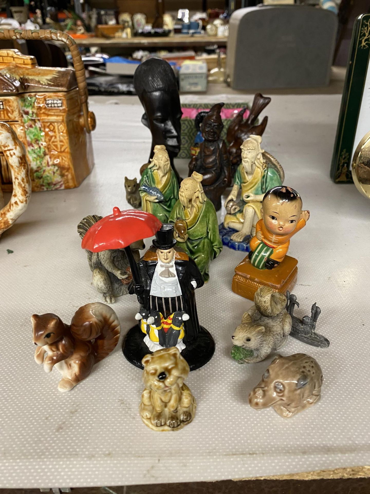 A QUANTITY OF SMALL CERAMIC ITEMS TO INCLUDE ANIMALS, ORIENTAL FIGURES, A ROBERTSONS FIGURE, ETC - Image 3 of 3