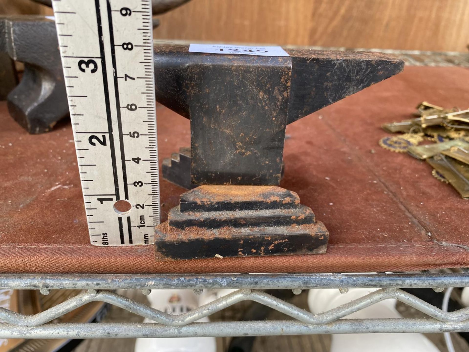 A MINITURE CAST IRON ANVIL - Image 2 of 3