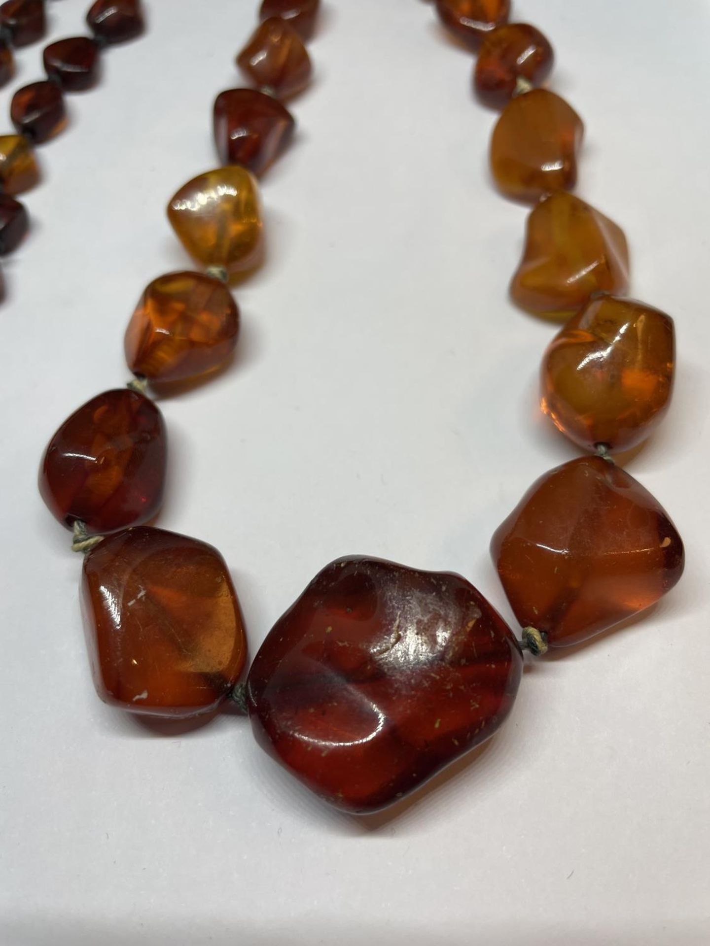 A GRADUATED AMBER EFFECT NECKLACE APRROXIMATELY 44CM LONG - Image 2 of 4