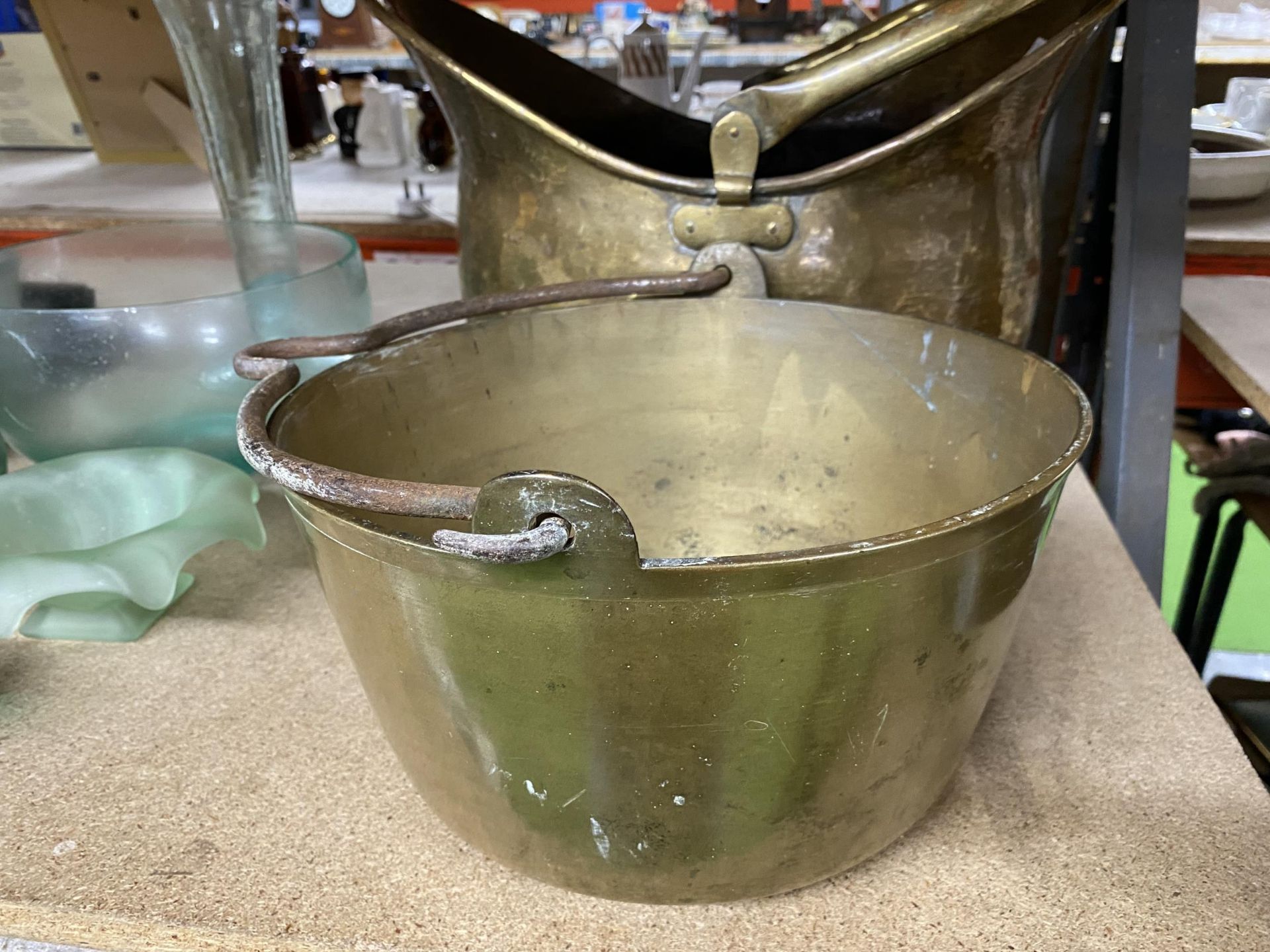 A LARGE BRASS COAL SCUTTLE AND A JAM PAN - Image 3 of 3