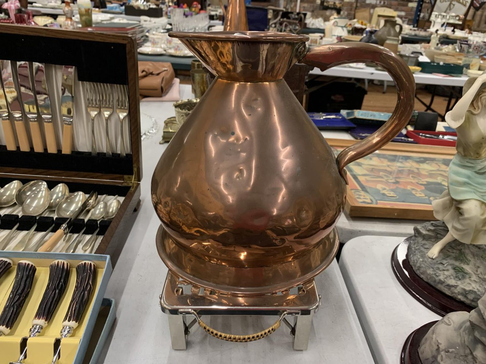 A LARGE GALLON COPPER JUG WITH MAKERS MARK HEIGHT 25CM PLUS A BURNER