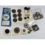 A COLLECTION OF VICTORIAN AND LATER ASSORTED BUTTONS TO INCLUDE A SET OF SIX FLORAL GILT AND