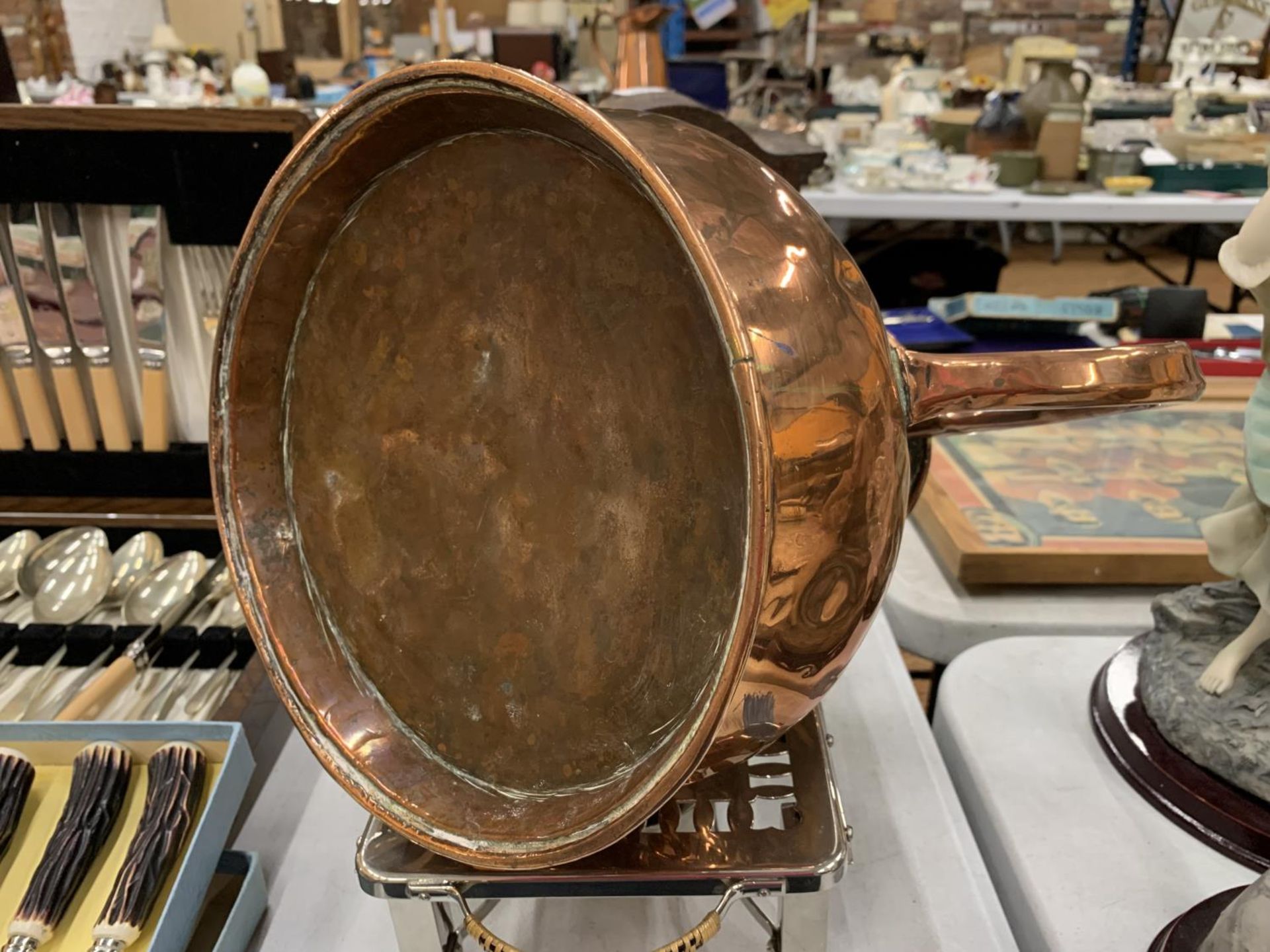 A LARGE GALLON COPPER JUG WITH MAKERS MARK HEIGHT 25CM PLUS A BURNER - Image 4 of 5