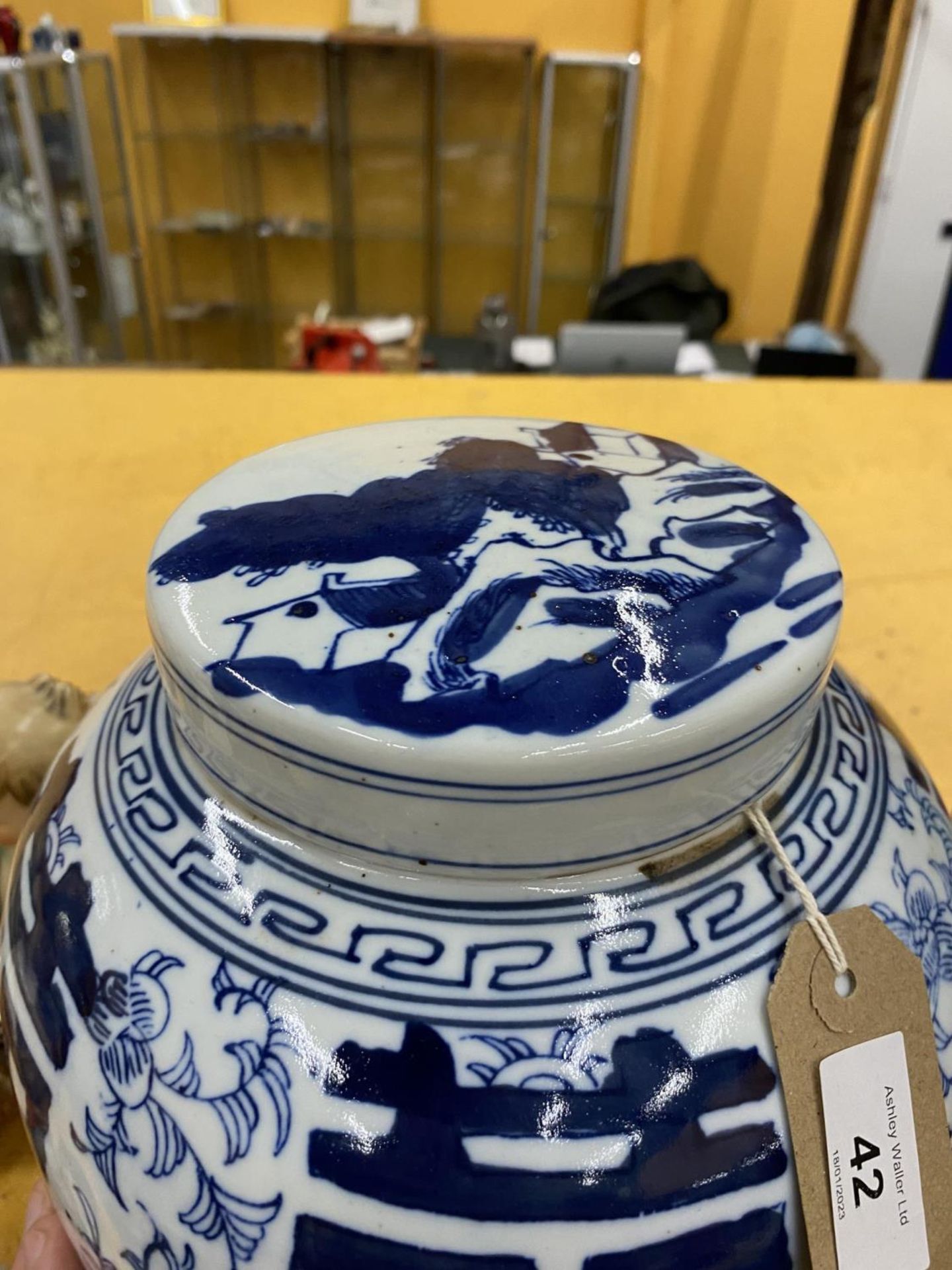 A LARGE CHINESE BLUE & WHITE OVOID FORM MARRIAGE / GINGER JAR, UNMARKED TO BASE, HEIGHT 26CM - Image 2 of 4