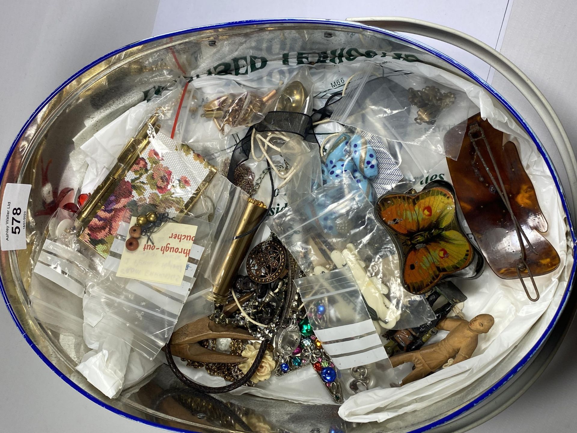 A TIN OF ASSORTED VINTAGE COSTUME JEWELLERY, BROOCHES, BUTTERFLY TIN, NECKLACES ETC