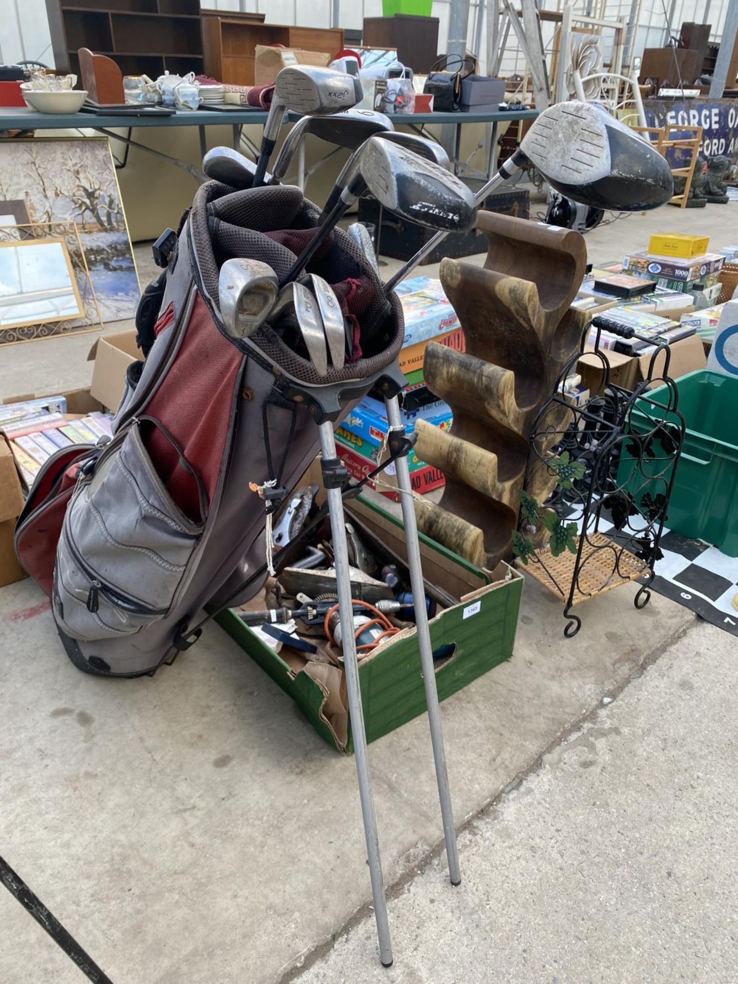 A GOLF BAG CONTAINING AN ASSORTMENT OF GOLF CLUBS TO INCLUDE DUNLOP AND WILSON ETC