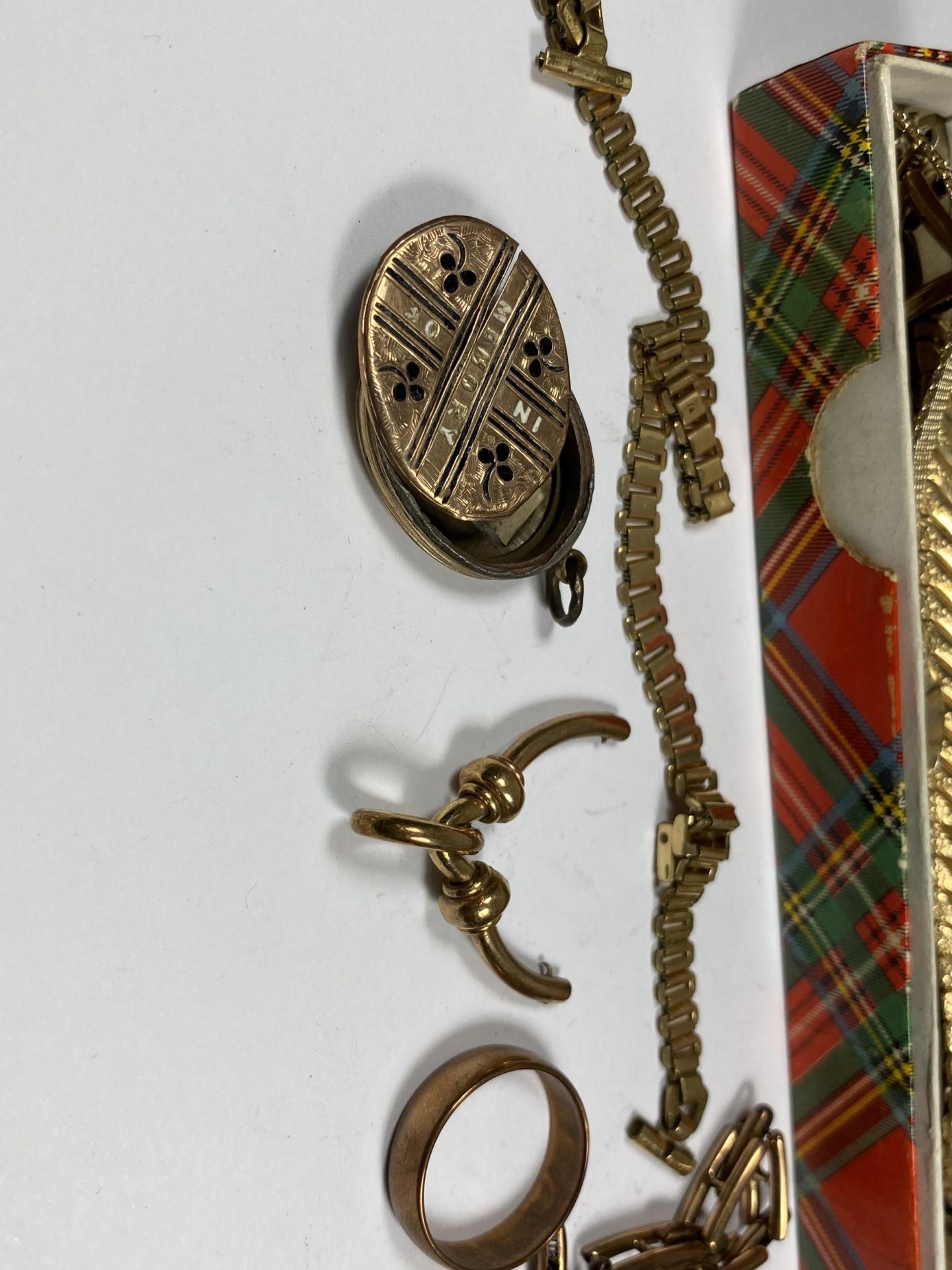 A GROUP OF VINTAGE GOLD PLATED ITEMS, WEDDING BAND, WATCH STRAPS, LOCKET ETC - Image 2 of 4