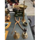 A SET OF VINTAGE SCALES WITH BRASS PAN AND WEIGHTS, A COPPER HUNTING HORN, BRASS BELLS, ETC