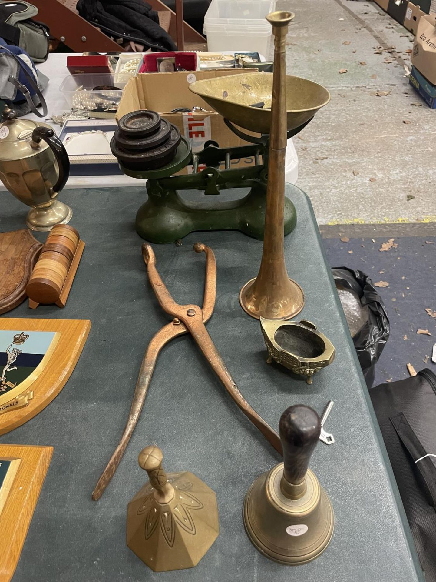 A SET OF VINTAGE SCALES WITH BRASS PAN AND WEIGHTS, A COPPER HUNTING HORN, BRASS BELLS, ETC