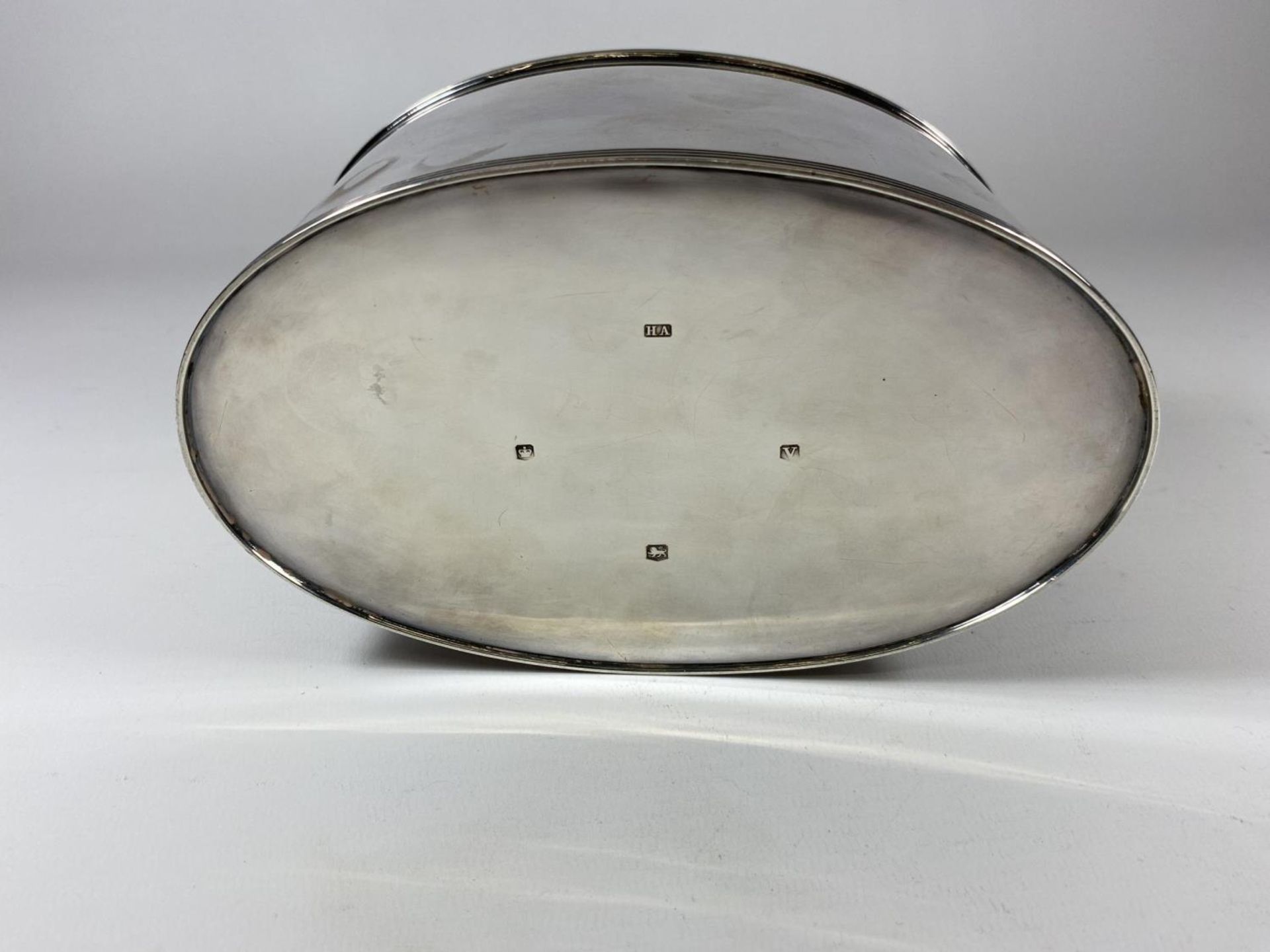 A GEORGE V SILVER LIDDED BOX, HALLMARKS FOR SHEFFIELD, 1938, MAKERS ATKIN BROTHERS, HEIGHT 10CM, - Image 3 of 4