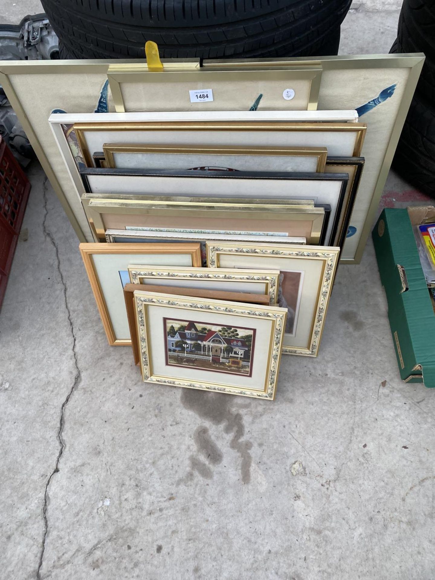 AN ASSORTMENT OF FRAMED PRINTS AND PICTURES