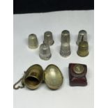 EIGHT VARIOUS THIMBLES TO INCLUDE TWO CHESTER AND TWO BIRMINGHAM HALLMARKED, A LEATHER CASE AND A