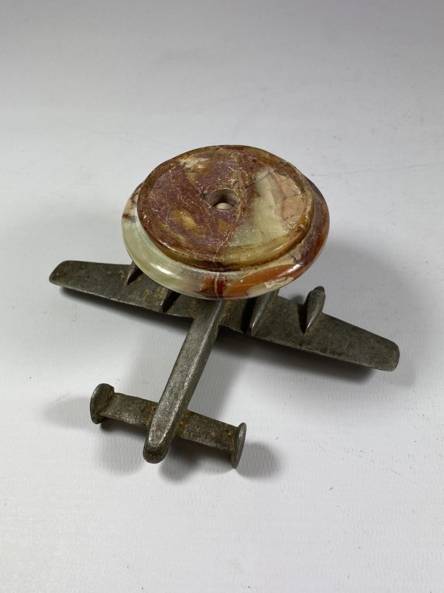 AN UNUSUAL PLANE DESK PAPERWEIGHT ON ONYX BASE, LENGTH 6.5CM - Image 3 of 3