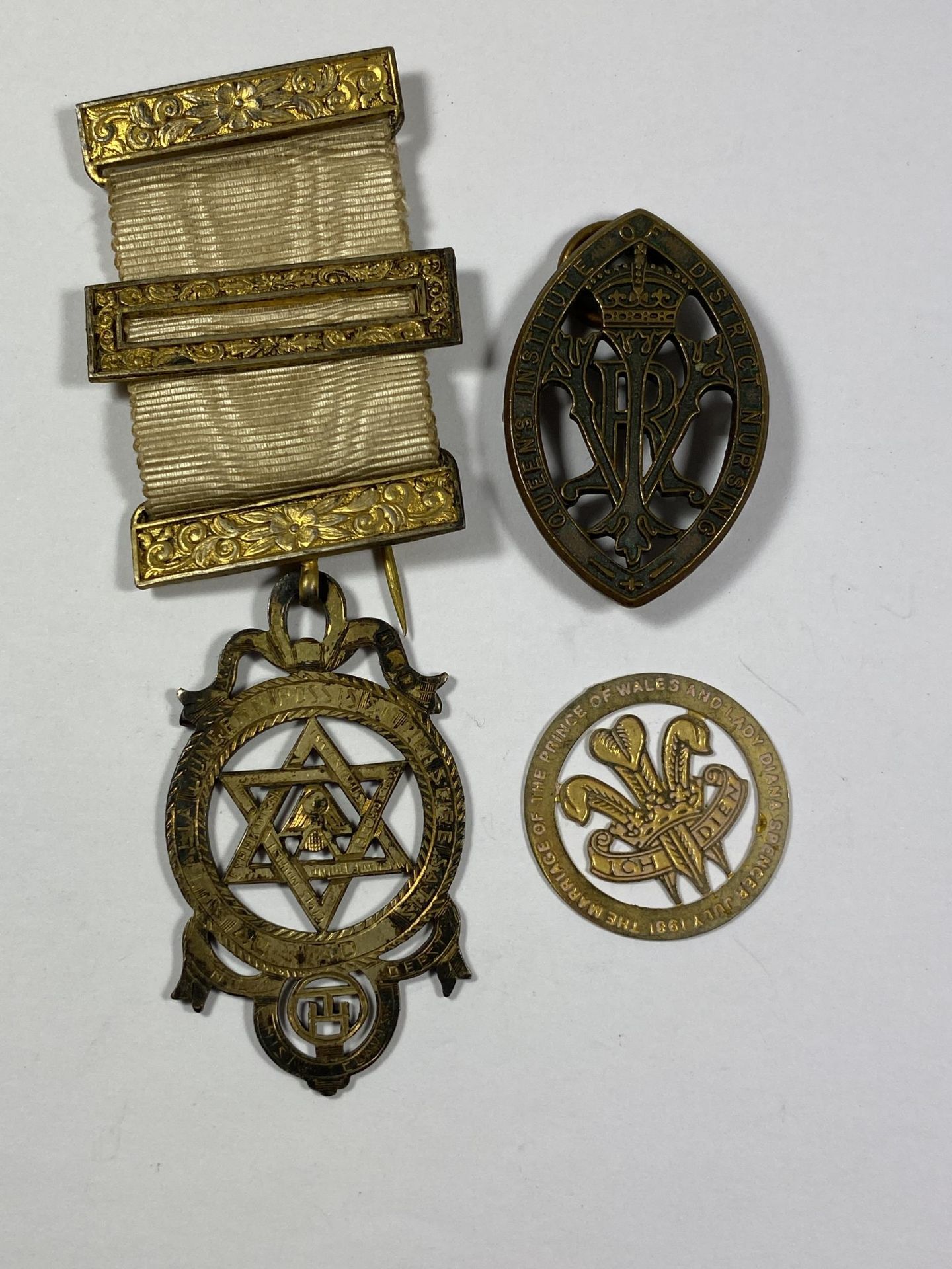 A GROUP OF THREE MEDALS TO INCLUDE A HALLMARKED SILVER GILT MASONIC EXAMPLE