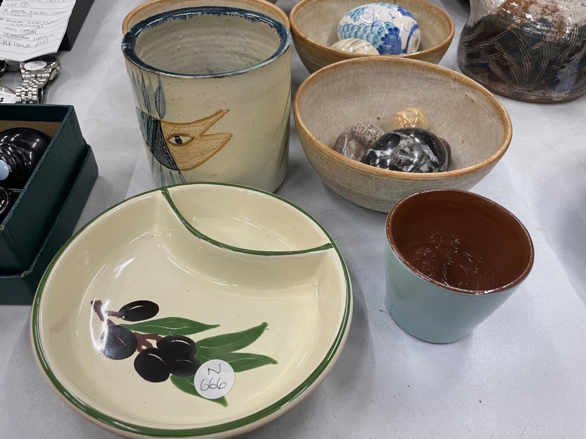 A MIXED LOT TO INCLUDE STONEWARE BOWLS, PORCELAIN EGGS, OLIVE DISH, MARBLES, ETC., - Image 2 of 3