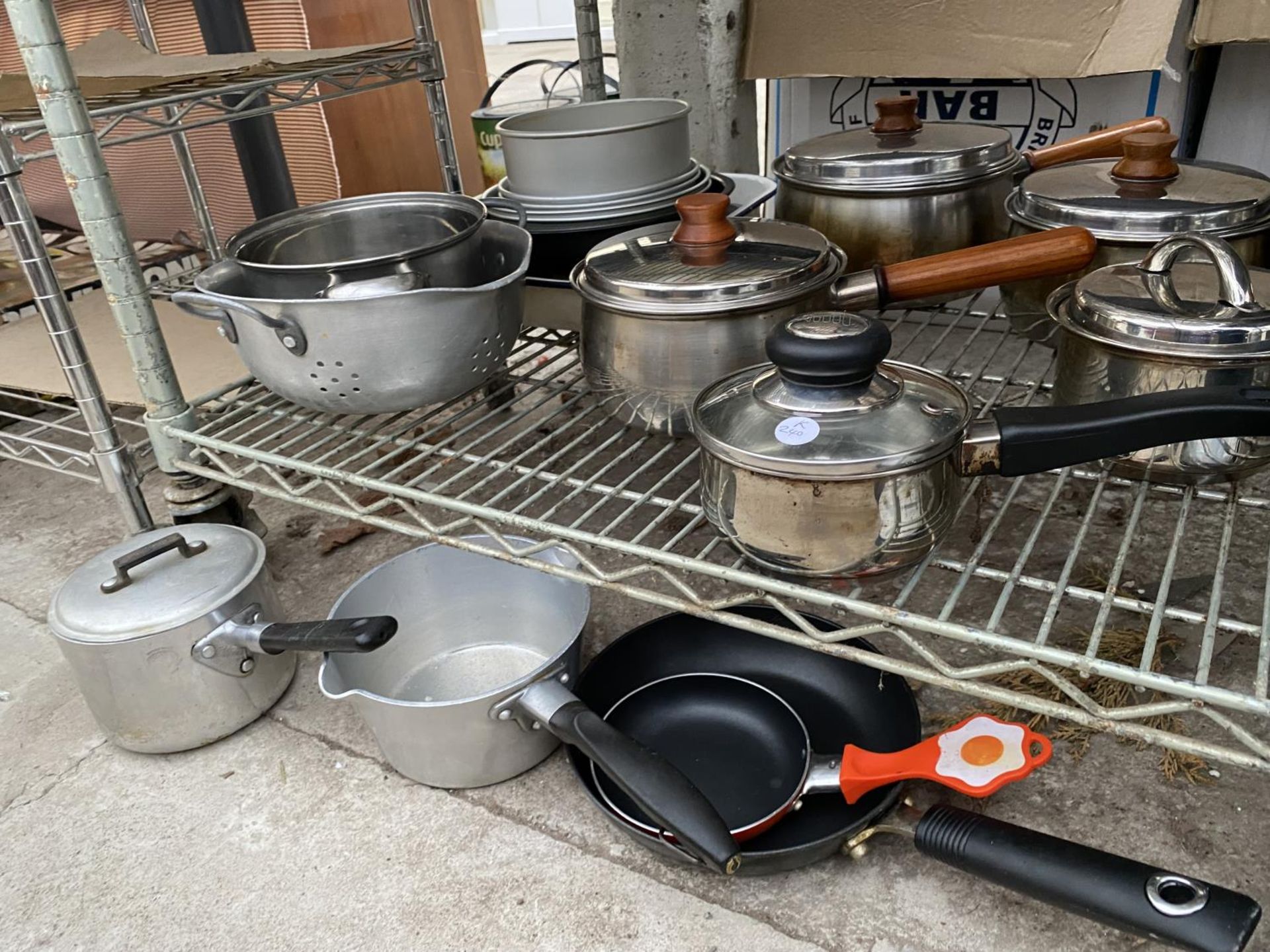 A LARGE ASSORTMENT OF KITCHEN ITEMS TO INCLUDE POTS AND PANS ETC - Image 3 of 3