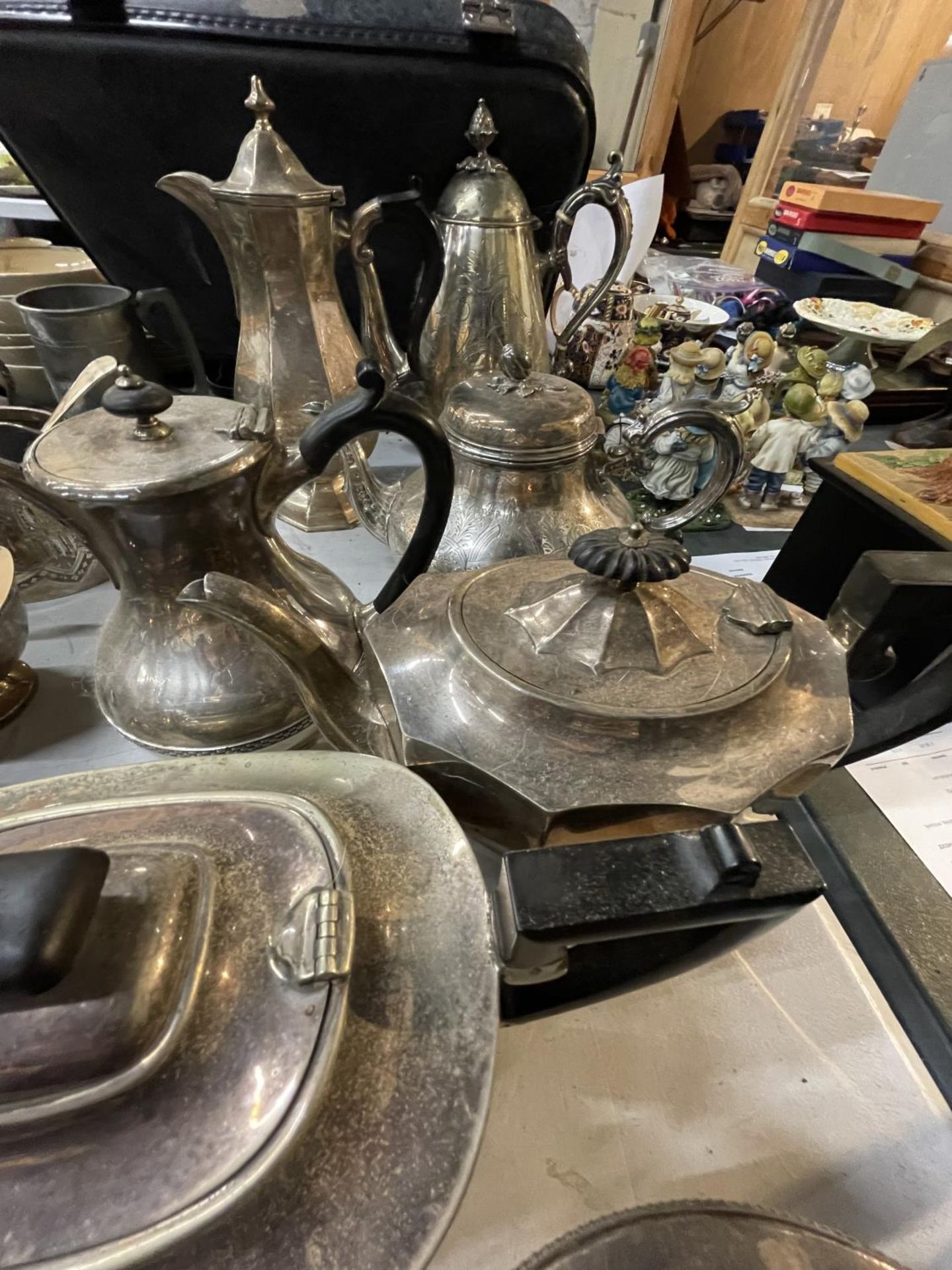 A LARGE QUANTITY OF SILVER PLATED TEAPOTS AND COFFEE POTS - Bild 3 aus 3