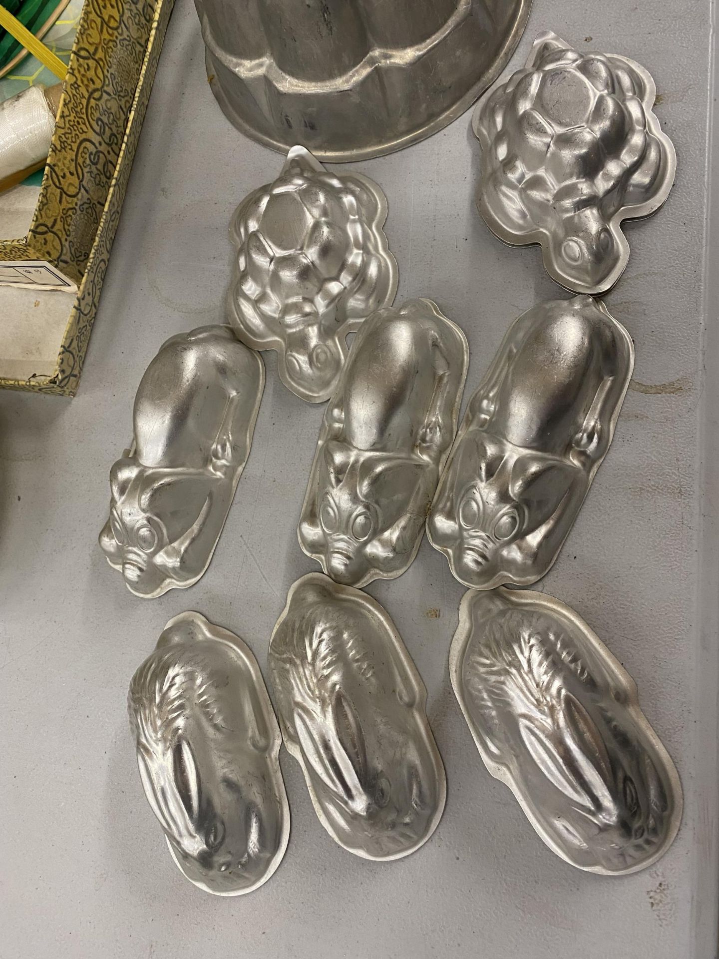 A QUANTITY OF JELLY MOULDS TO INCLUDE RABBITS, TORTOISES, ETC - Image 2 of 3