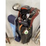 A VINTAGE GOLF BAG AND AN ASSORTMENT OF GOLF CLUBS TO INCLUDE SLAZENGER AND WILSON ETC