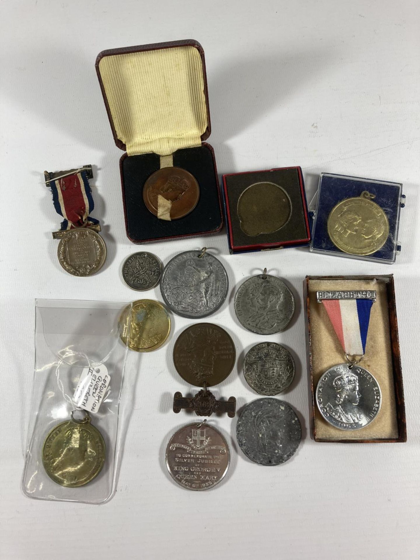A MIXED LOT OF JUBILEE & CORONATION COINS / MEDALS TO INCLUDE A 1935 CORONATION FLAG ETC