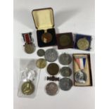 A MIXED LOT OF JUBILEE & CORONATION COINS / MEDALS TO INCLUDE A 1935 CORONATION FLAG ETC