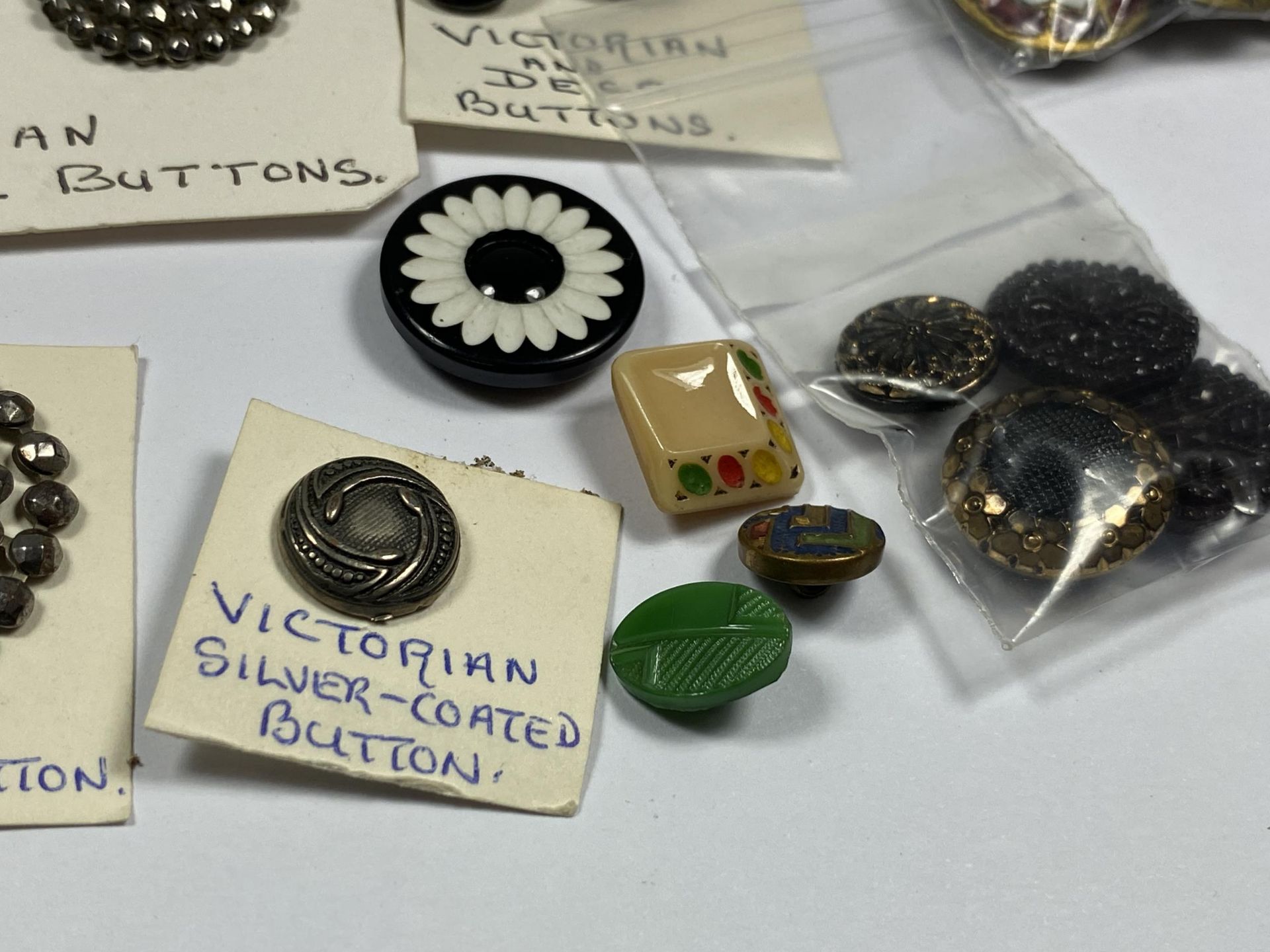A COLLECTION OF VICTORIAN AND LATER ASSORTED BUTTONS TO INCLUDE A SET OF SIX FLORAL GILT AND - Image 4 of 4
