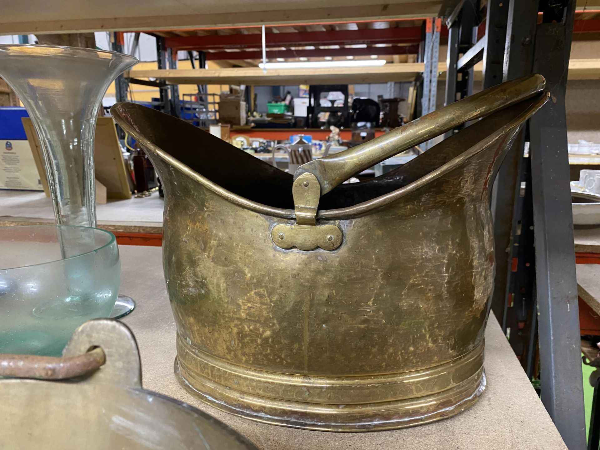 A LARGE BRASS COAL SCUTTLE AND A JAM PAN - Image 2 of 3