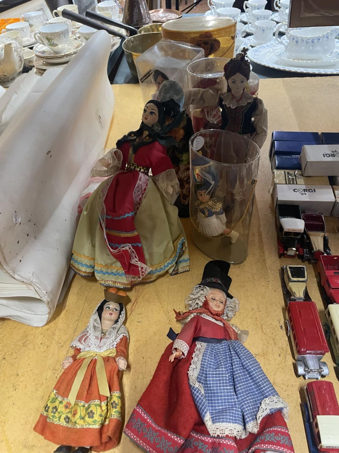 A COLLECTION OF VINTAGE DOLLS IN NATIONAL COSTUME
