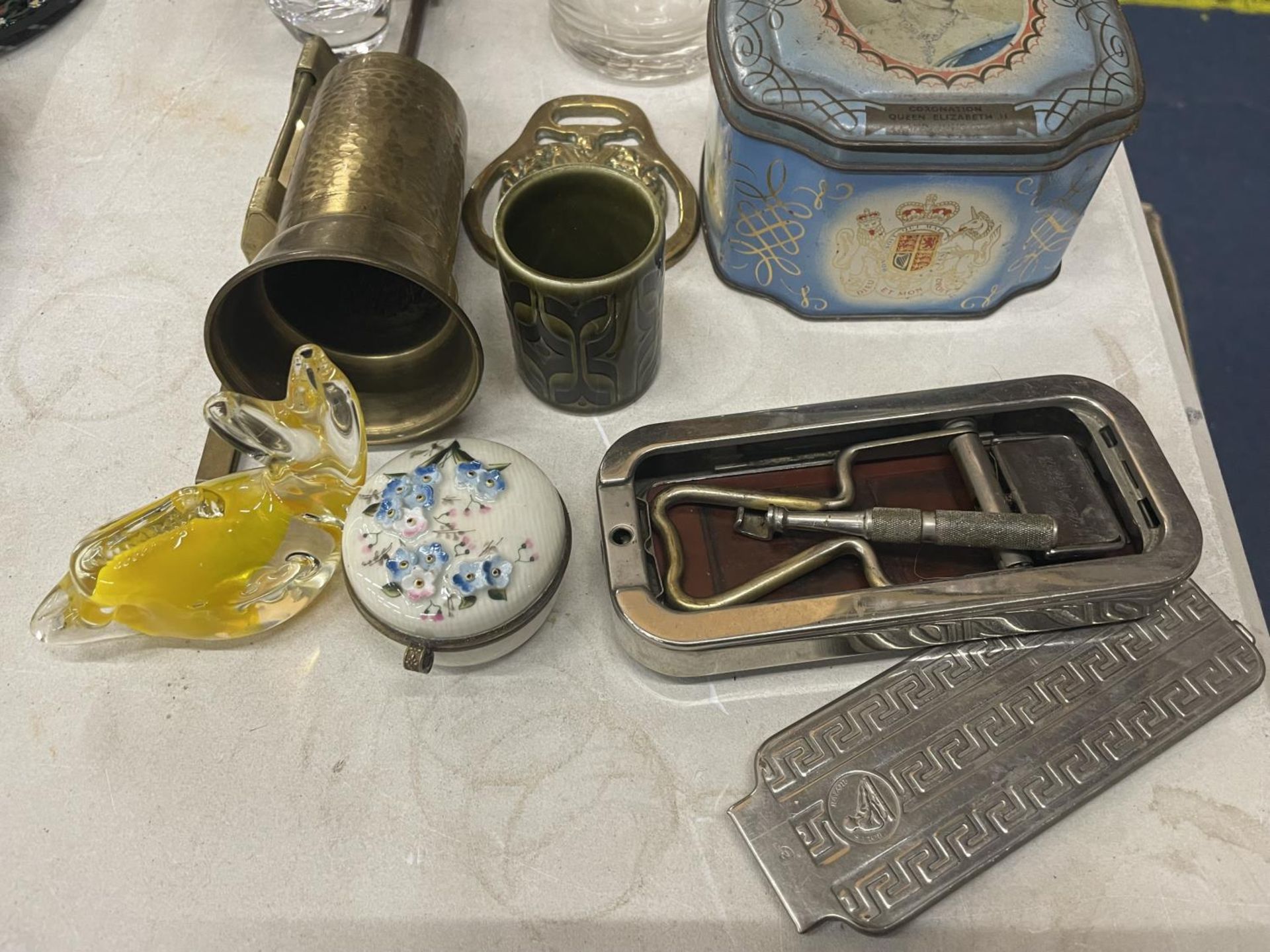 A MIXED LOT TO INCLUDE A VINTAGE RAZOR, TUMBLER GLASSES, BLACK GLASS BOWLS, BRASS ITEMS, ETC - Image 2 of 4