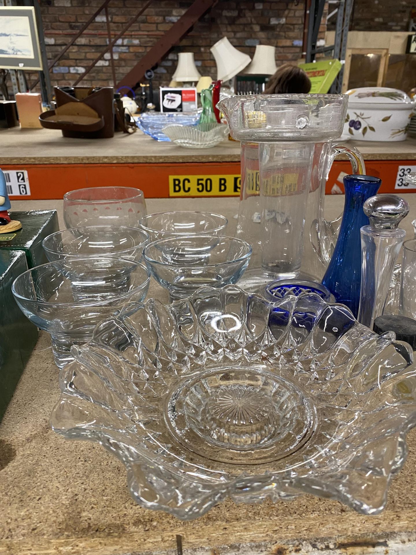 A LARGE QUANTITY OF GLASSWARE TO INCLUDE A CANDLESTICK, JUG, BOWLS, GLASSES, ETC - Bild 2 aus 3