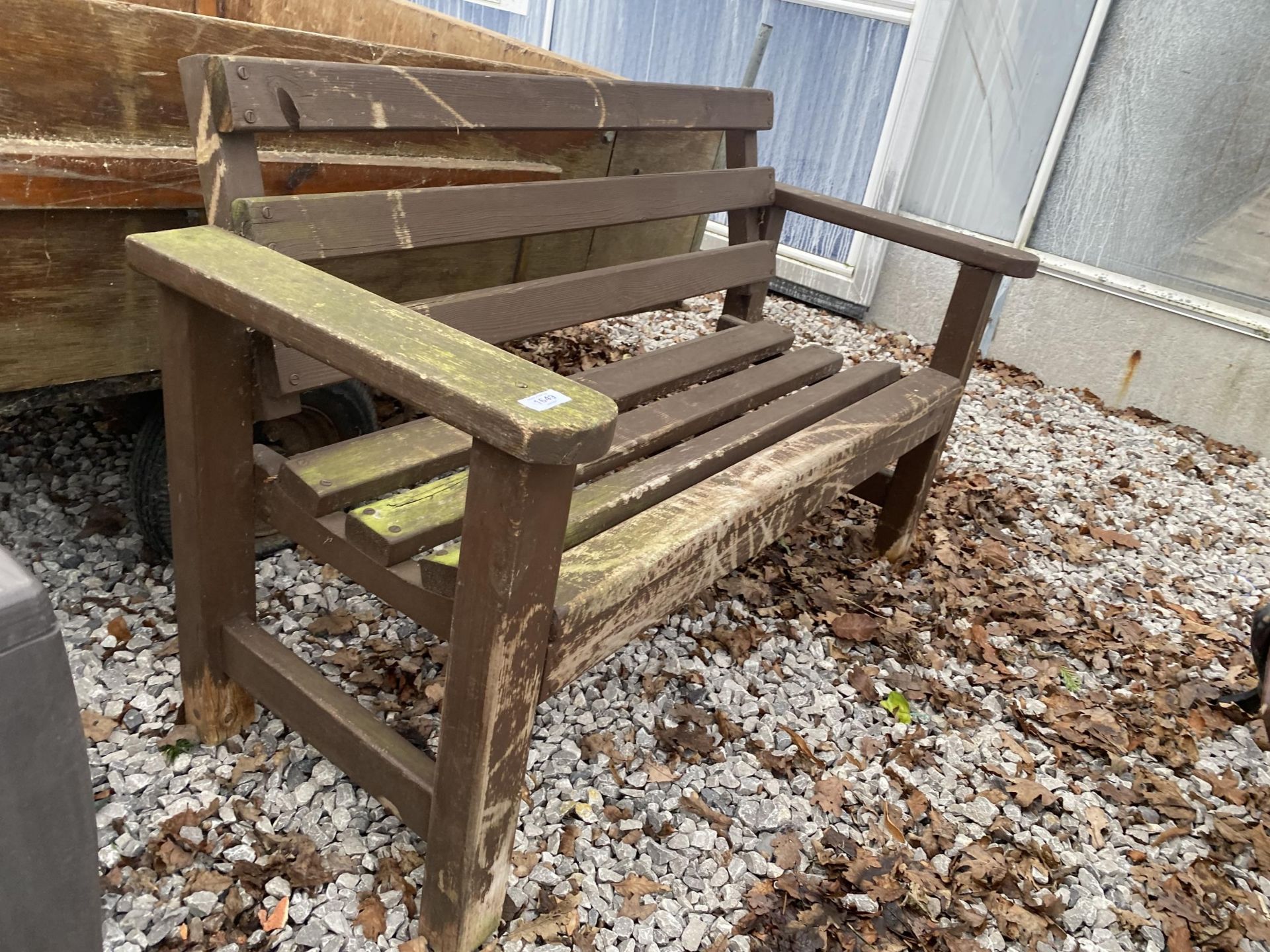 A TWO SEATER WOODEN GARDEN BENCH - Image 2 of 2
