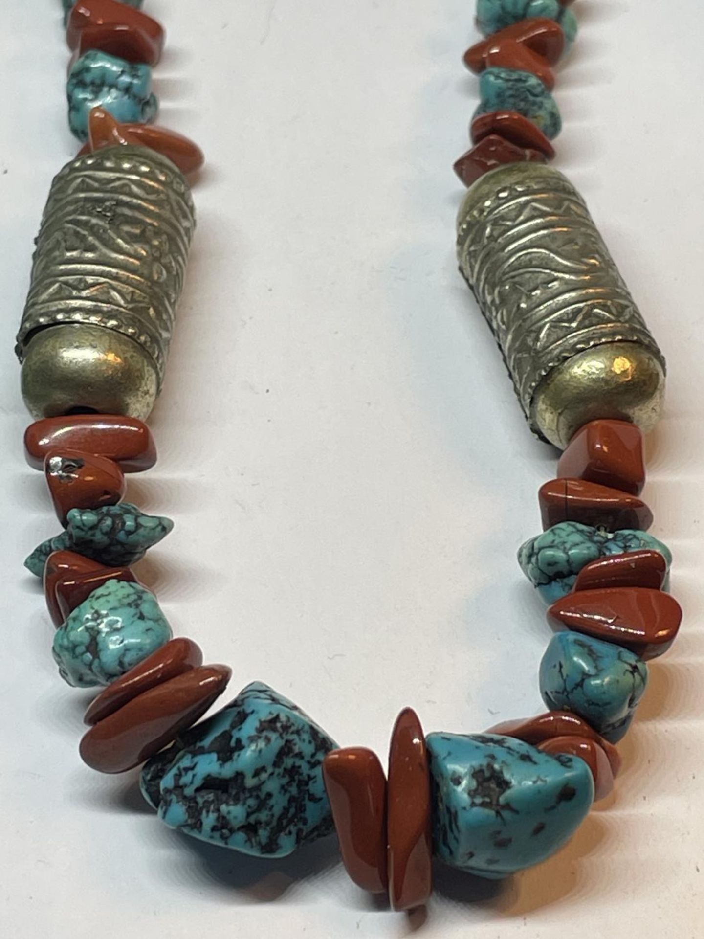 THREE TURQUOISE STONE ITEMS TO INCUDE A BRACELET AND TWO NECKLACES - Image 5 of 5