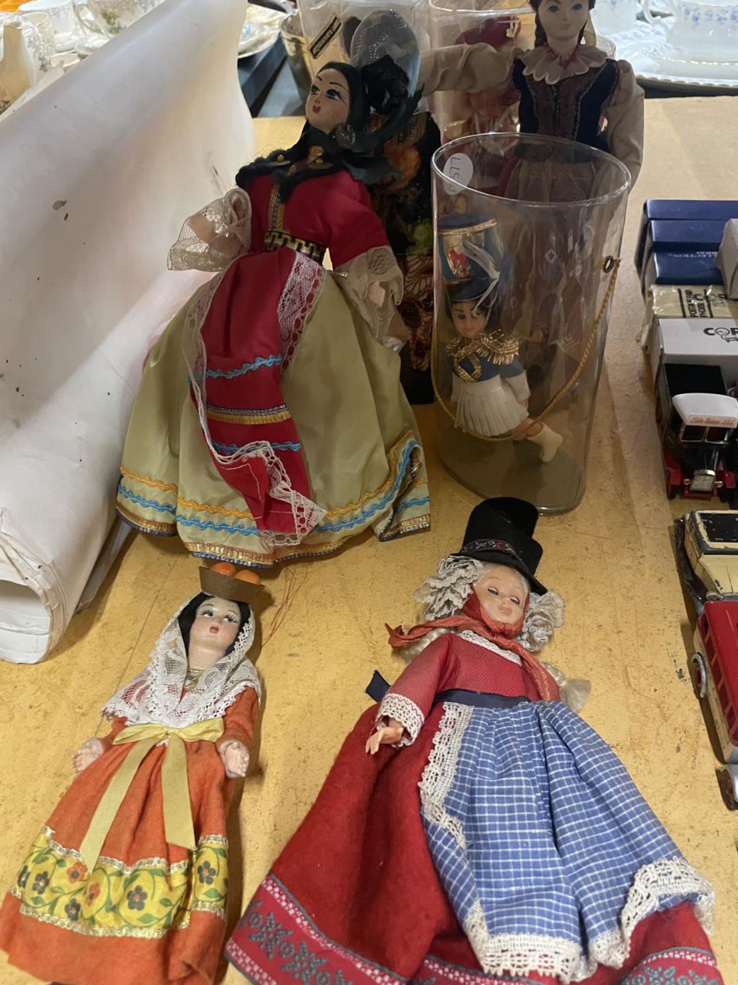 A COLLECTION OF VINTAGE DOLLS IN NATIONAL COSTUME - Image 2 of 4