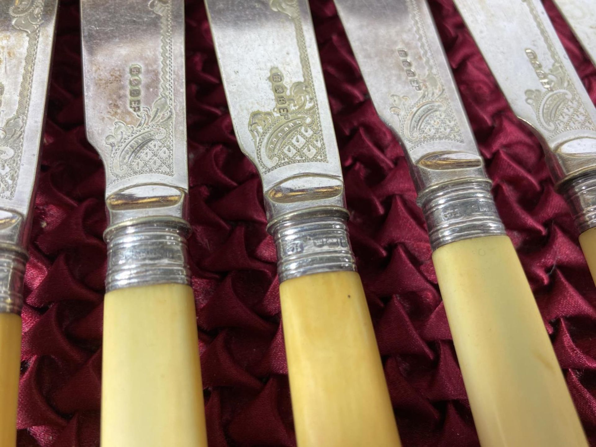 AN OAK CASED CANTEEN OF CUTLERY WITH SHEFFIELD SILVER FERRULES & RED LINED INTERIOR - Bild 4 aus 5