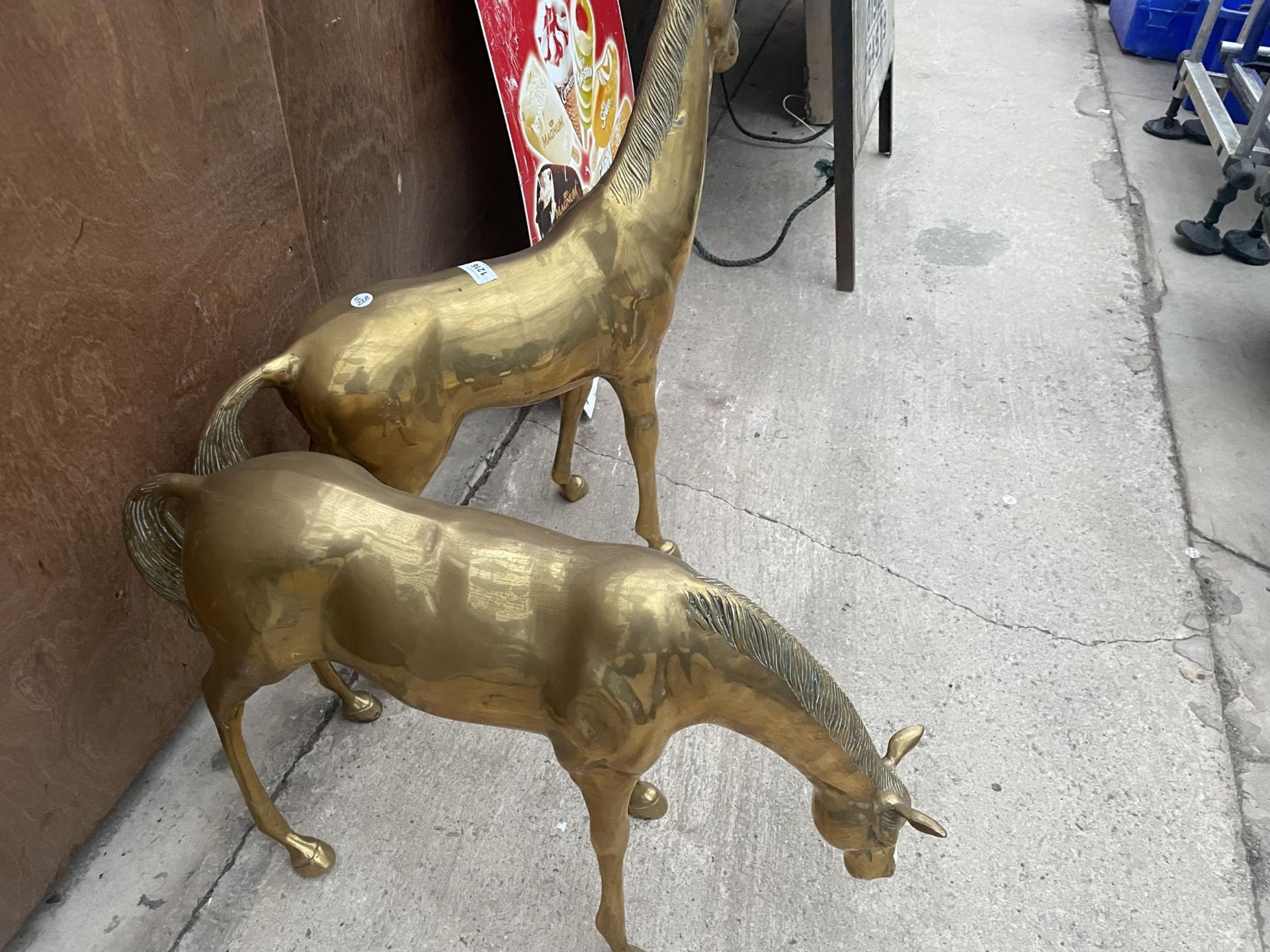 A PAIR OF LARGE HEAVY BRASS HORSES - Image 5 of 5