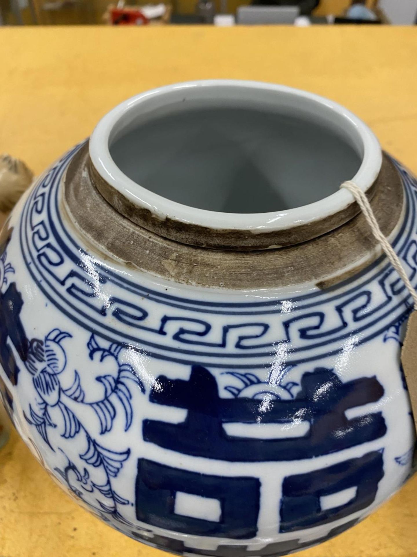 A LARGE CHINESE BLUE & WHITE OVOID FORM MARRIAGE / GINGER JAR, UNMARKED TO BASE, HEIGHT 26CM - Image 3 of 4