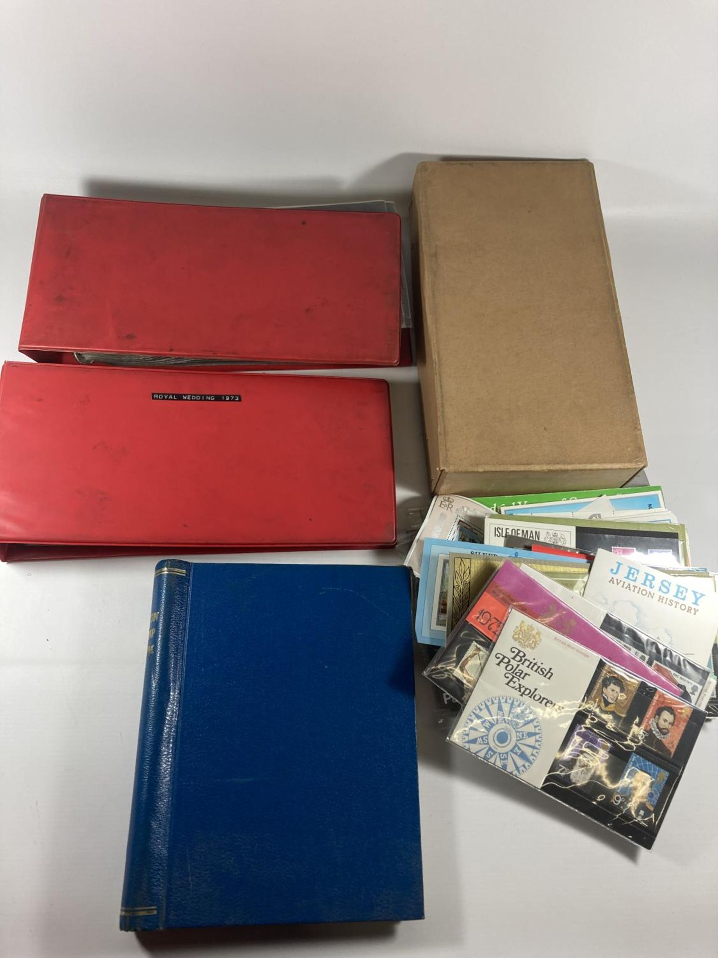 A LARGE MIXED LOT OF FIRST DAY COVERS, STAMP ALBUMS ETC IN CARRY CASE