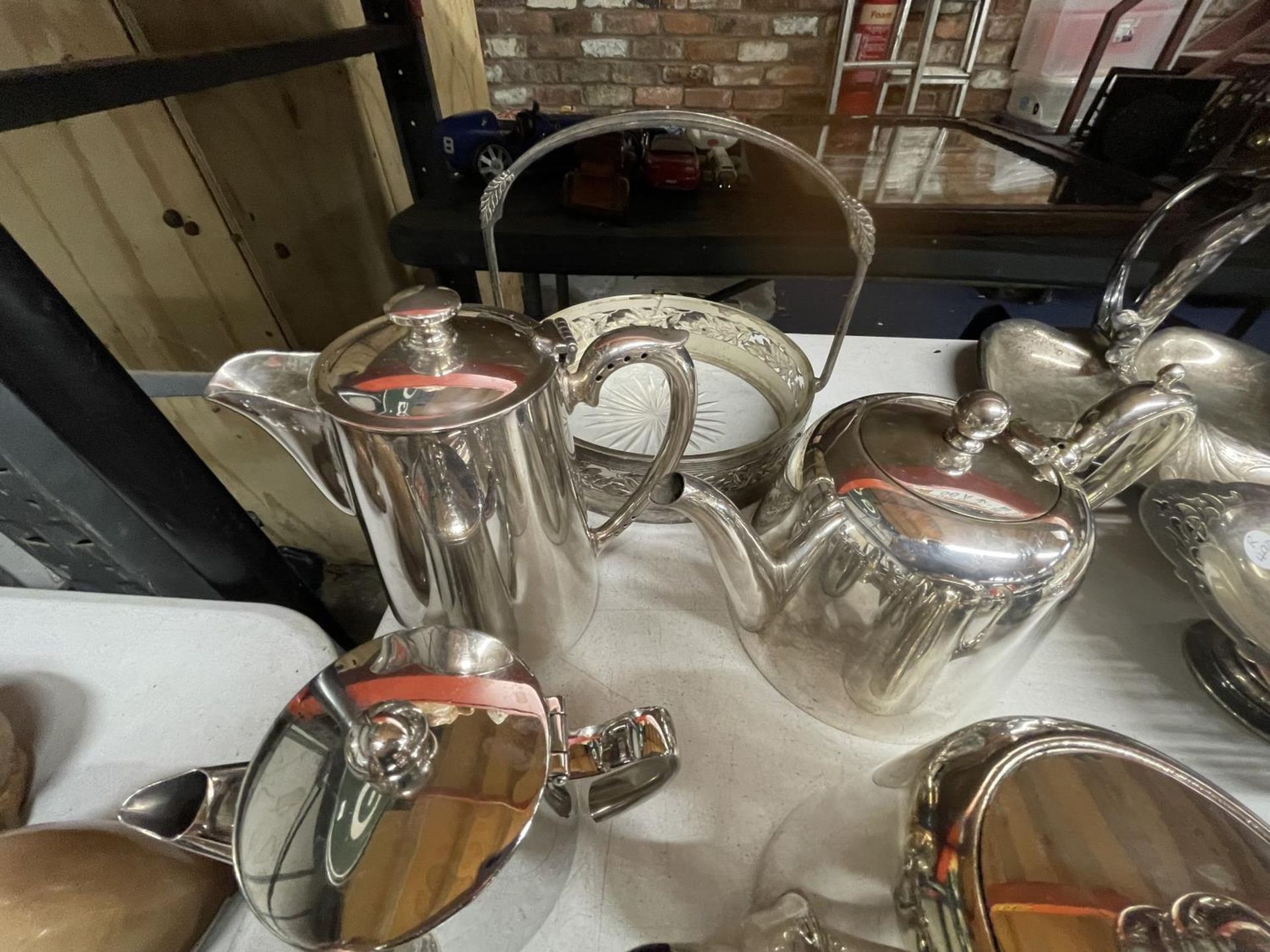 A QUANTITY OF SILVER PLATED ITEMS TO INCLUDE COFFEE AND TEAPOTS, A SUGAR SHAKER, A HANDLED BOWL, - Image 3 of 3