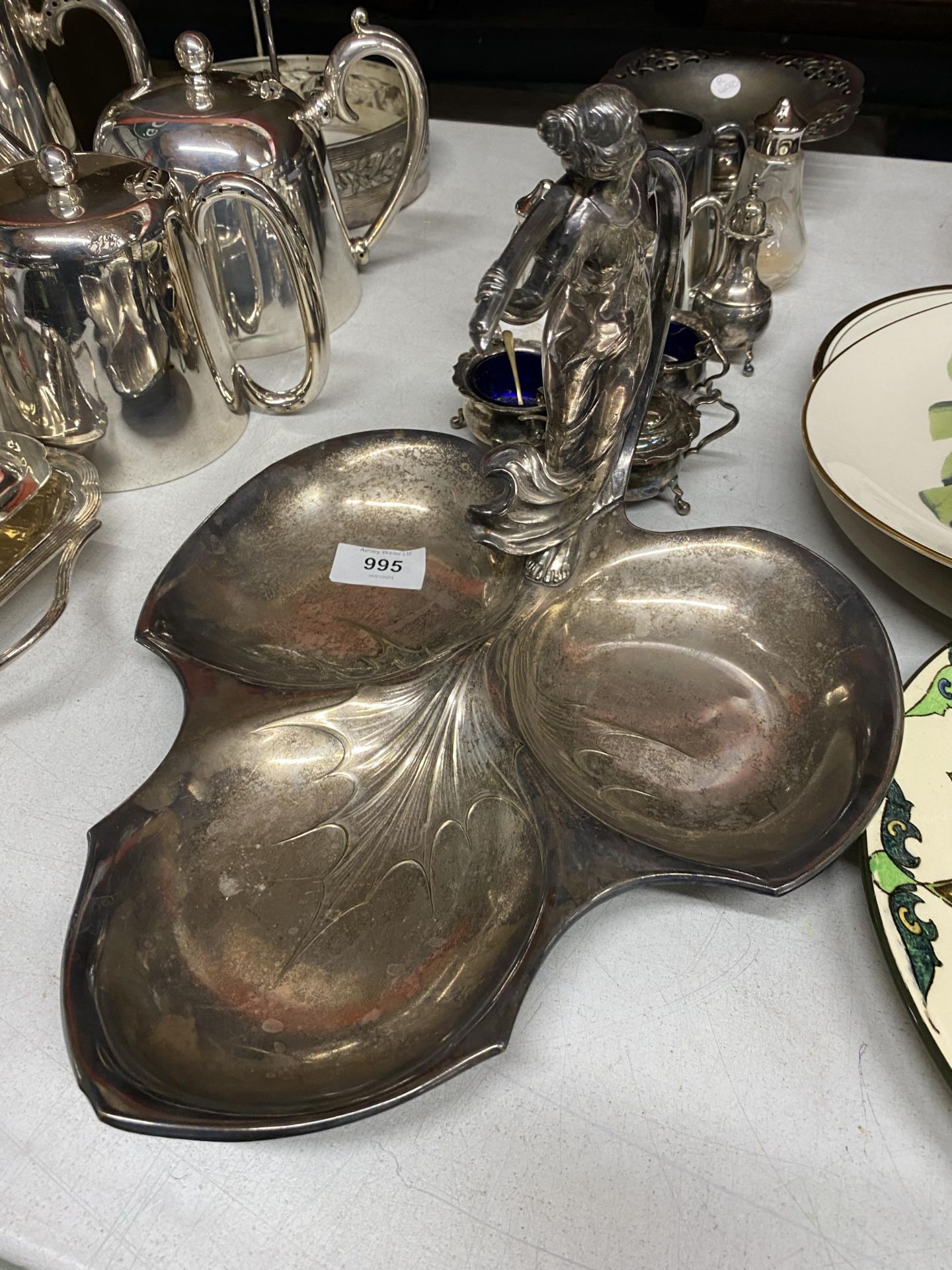 A QUANTITY OF SILVER PLATED ITEMS TO INCLUDE AN ART NOUVEAU W.M.F FIGURAL DESIGN DISH, SALTS AND - Image 4 of 6