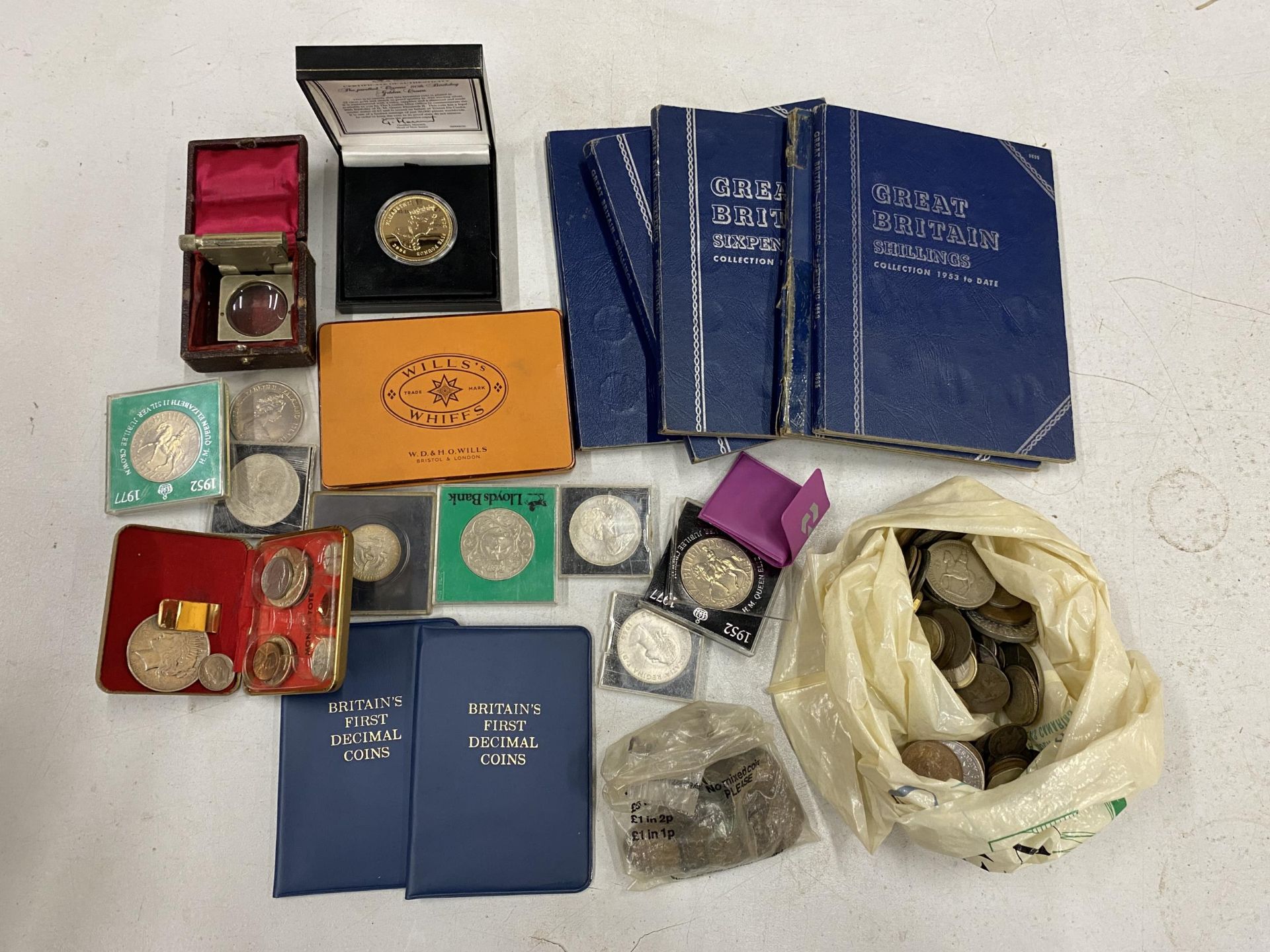 AN INTERESTING MIX OF COINS TO INCLUDE GB COLLECTOR BOOKS X 5 , USA 1923 DOLLAR , A MAGNIFYING