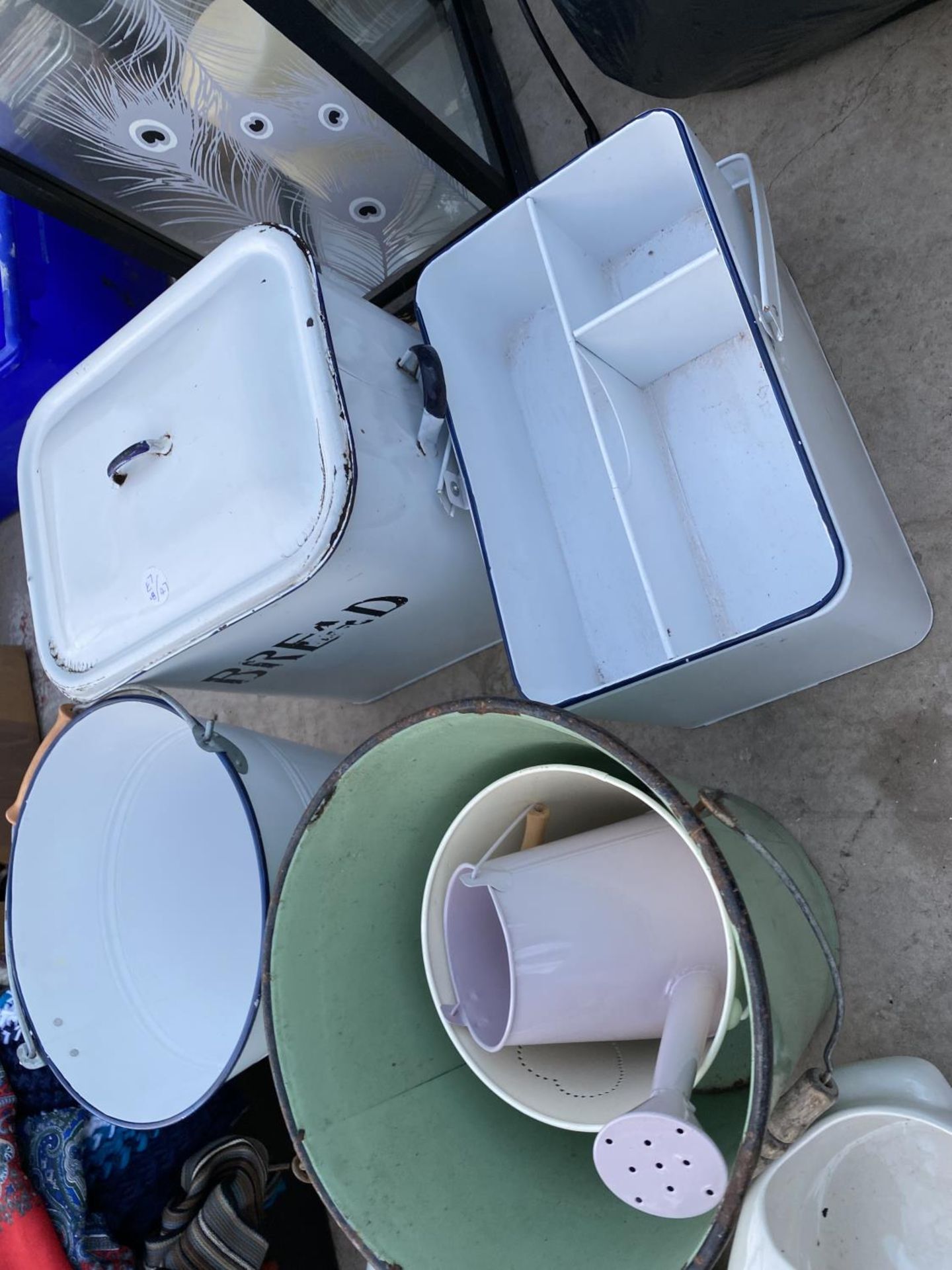 AN ASSORTMENT OF ITEMS TO INCLUDE TWO CERAMIC BED PANS, AN ENAMEL BREAD BIN AND VARIOUS ENAMEL - Image 2 of 4