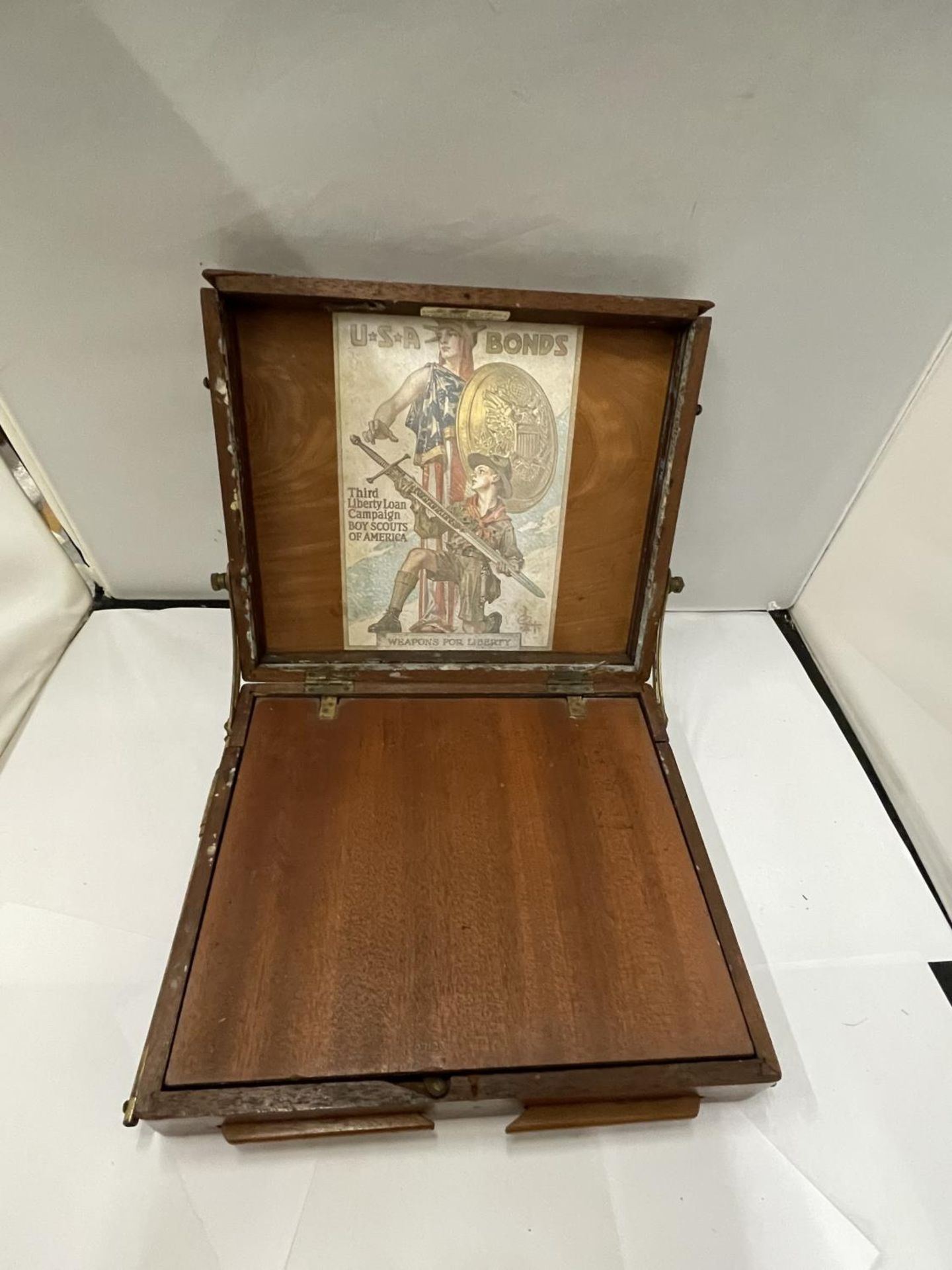 A VINTAGE ART BOX WITH MAKERS NAME TO INSIDE J BRYCE SMITH, LONDON - Image 2 of 6