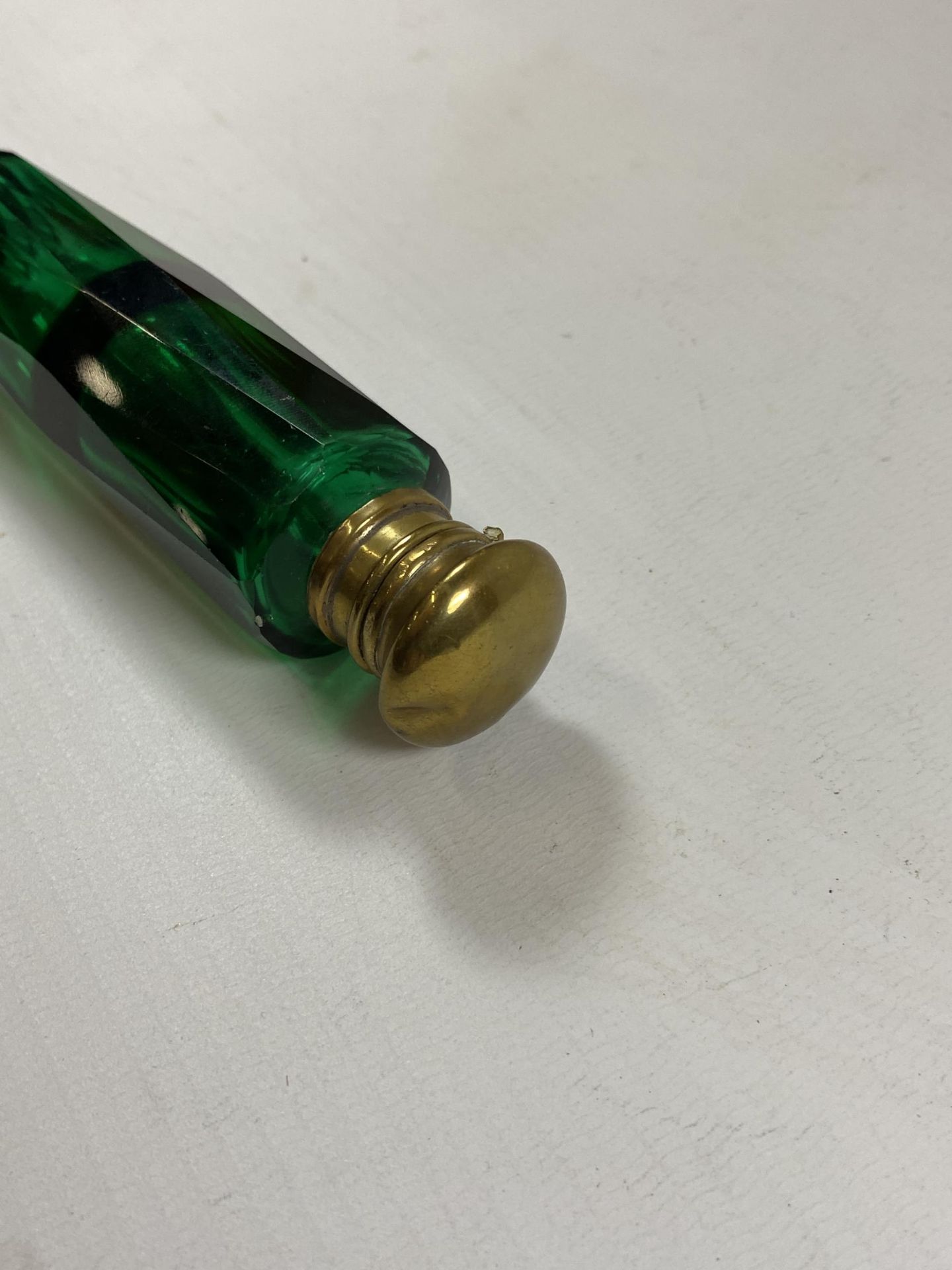 A VINTAGE GREEN GLASS AND BRASS TOPPED DOUBLE SIDED PERFUME BOTTLE - Image 2 of 4