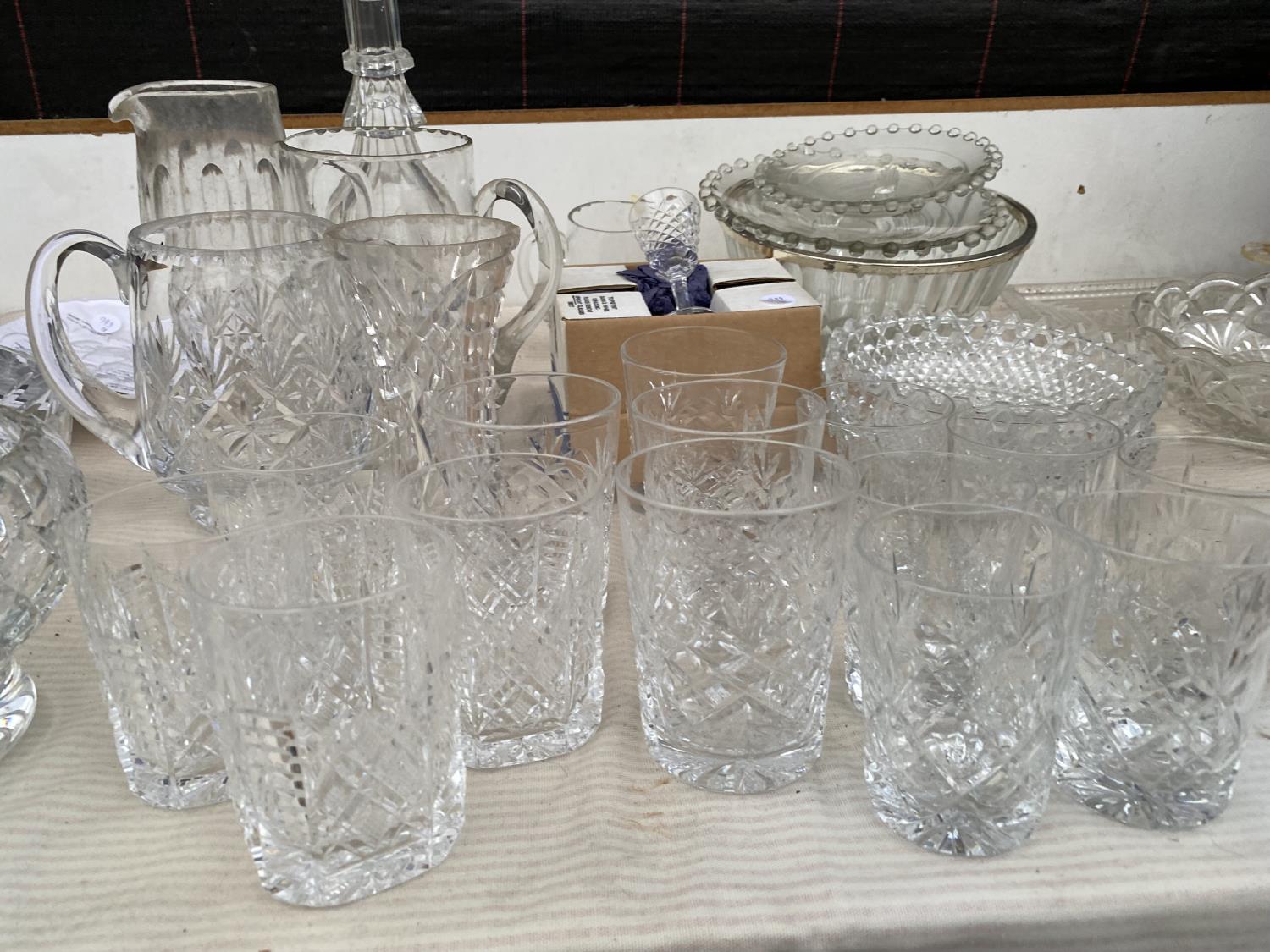 A LARGE ASSORTMENT OF GLASS WARE TO INCLUDE A DECANTER, BOWLS AND TWO JANE CHARLES PLATES ETC - Image 4 of 5