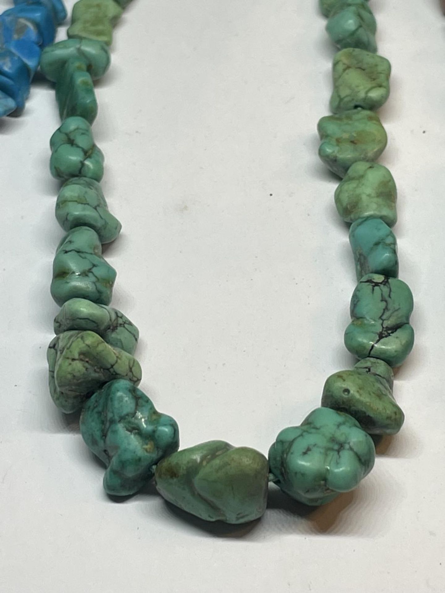 THREE TURQUOISE STONE ITEMS TO INCUDE A BRACELET AND TWO NECKLACES - Image 3 of 5