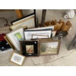 AN ASSORTMENT OF FRAMED PRINTS AND PICTURES