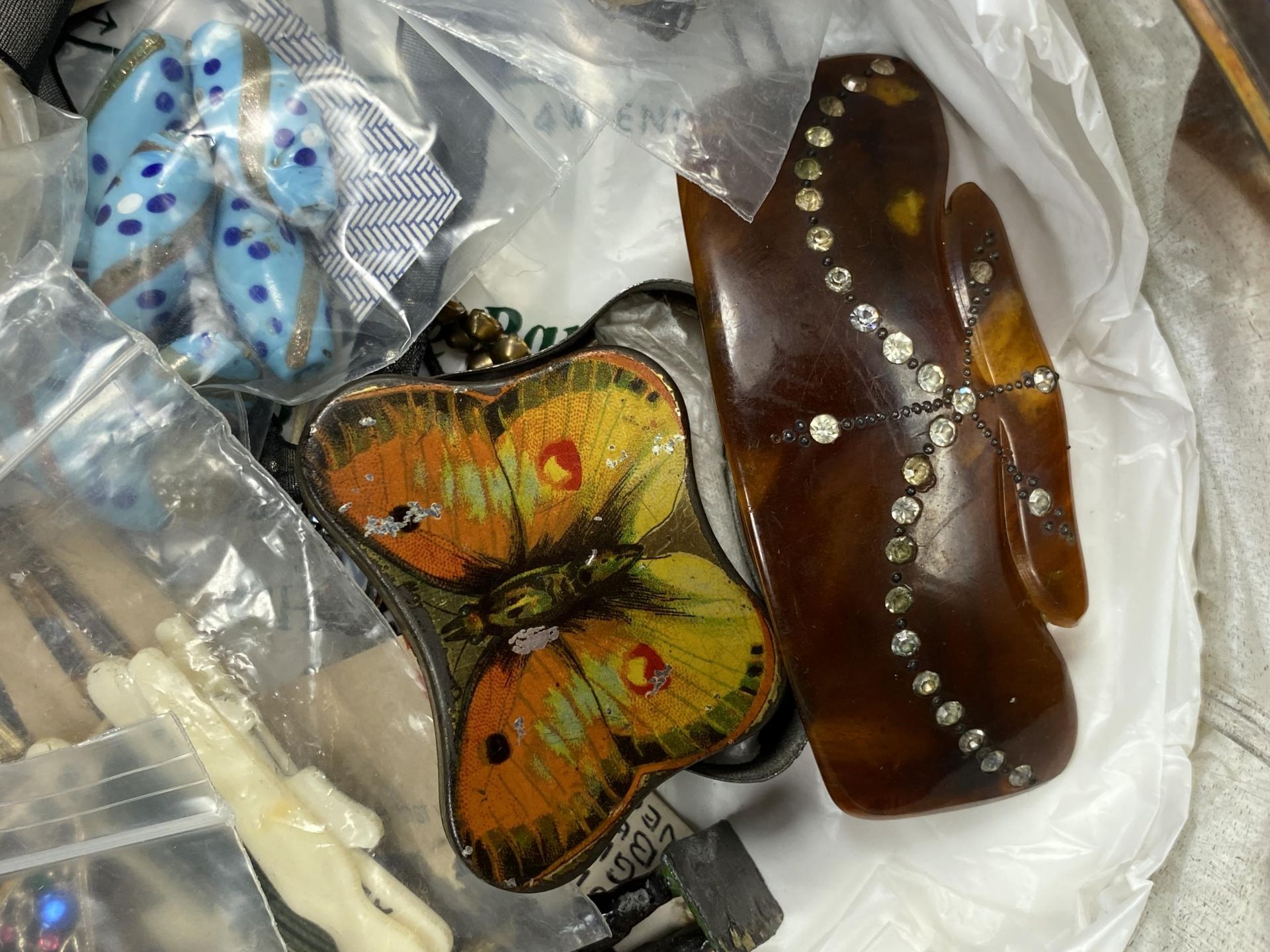 A TIN OF ASSORTED VINTAGE COSTUME JEWELLERY, BROOCHES, BUTTERFLY TIN, NECKLACES ETC - Image 3 of 4