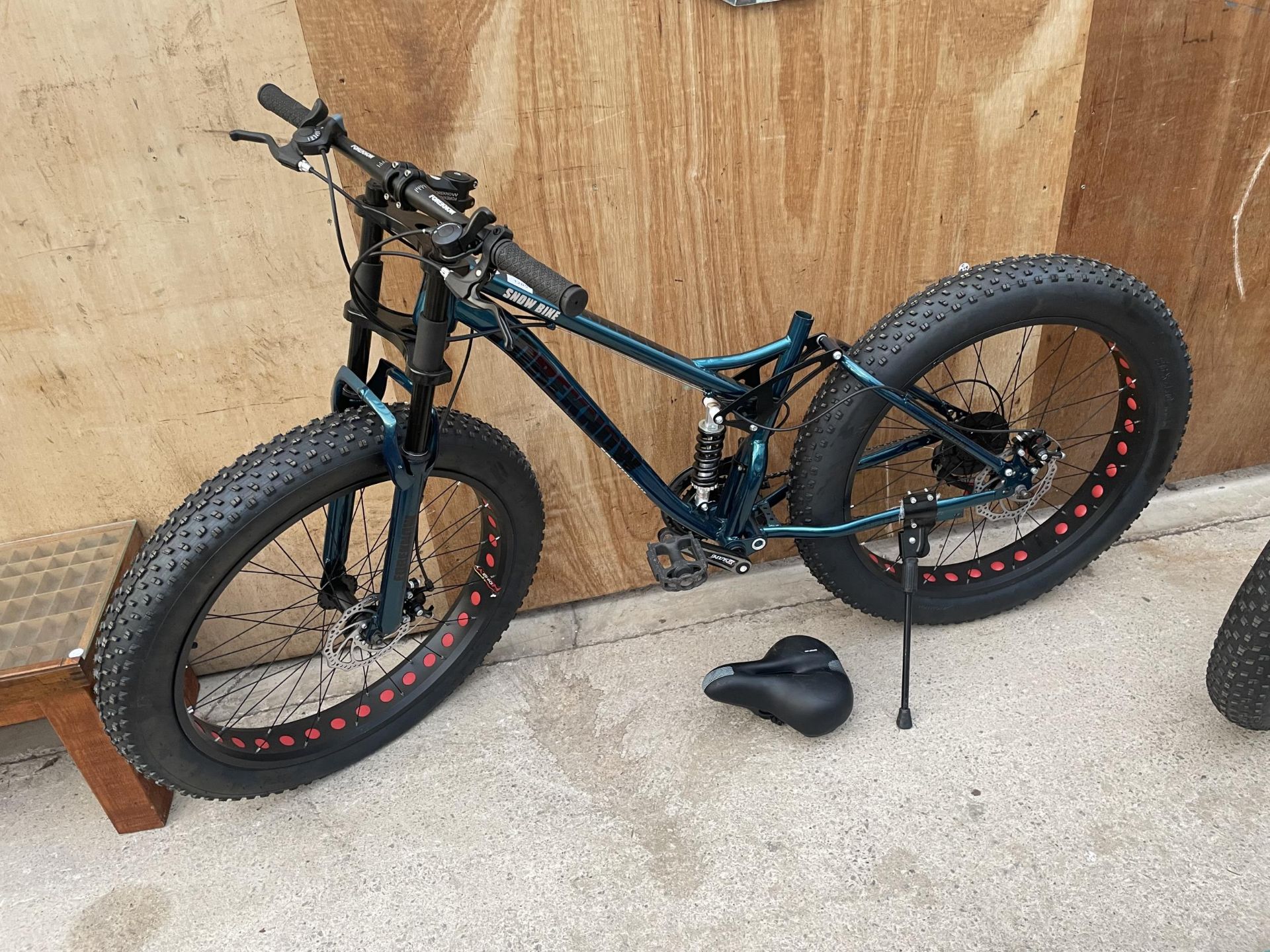 AN AS NEW FOREKNOW SUPERLITE MOUNTAIN BIKE WITH BREAK DISCS AND 21 SPEED GEAR SYSTEM (SEAT NEEDS